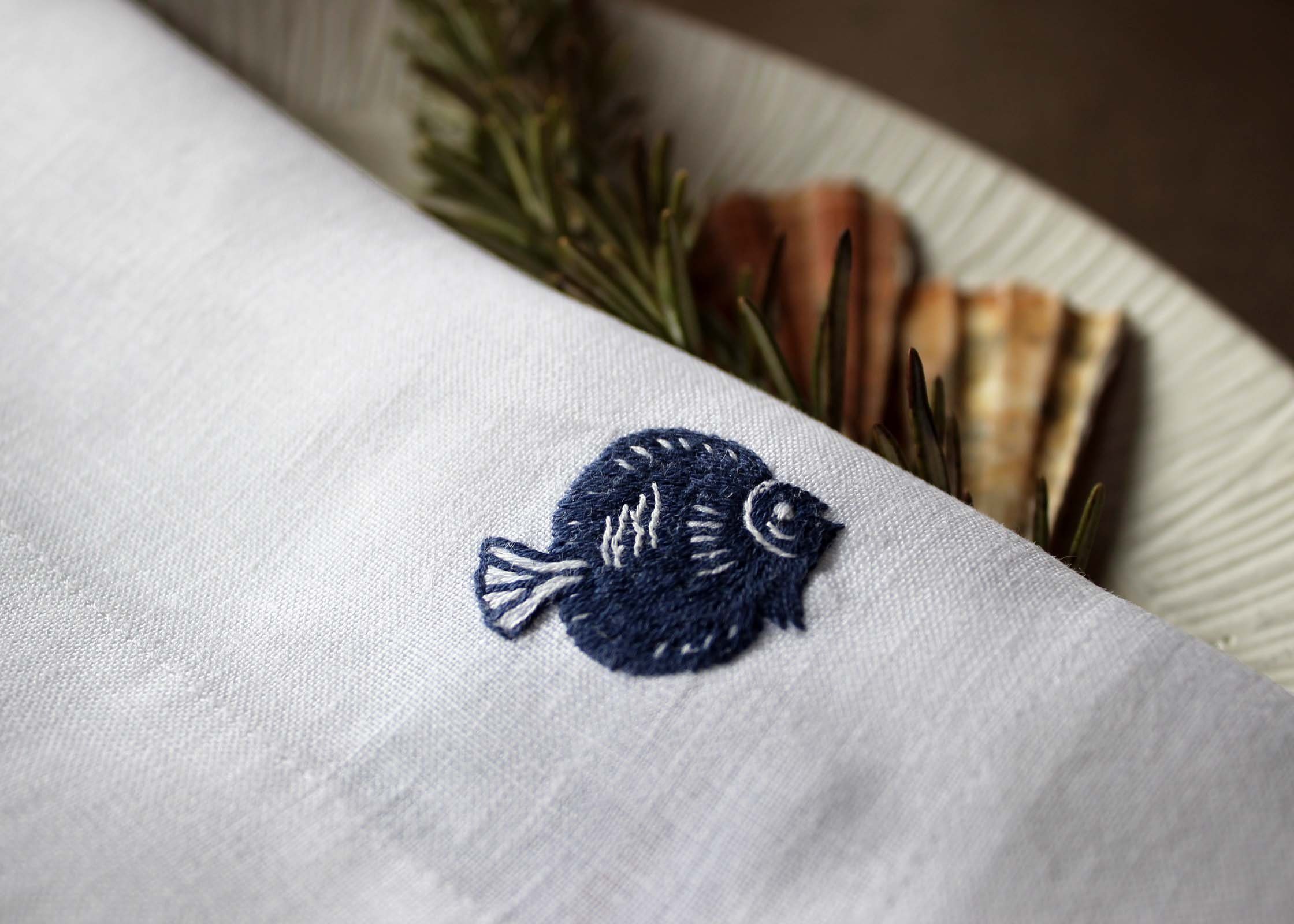 Indradanush Stoffserviette 4er Set Stoffservietten Baumwolle weiß 40x40 cm Motiv Fisch bestickt, (Set, 4er Set), nachhaltig, von Hand bestickt