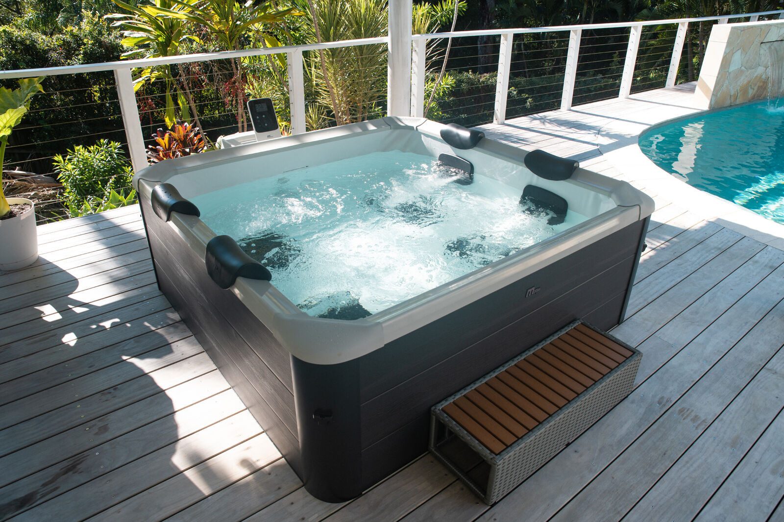 mSpa Whirlpool OSLO AERO PLUS XXL 180 x 180 x 65 cm Ganzjährig Outdoor Pool, Stecksystem mit Einlageplane, inkl. LED, UVC+, WiFi, App-Steuerung, 6 Personen