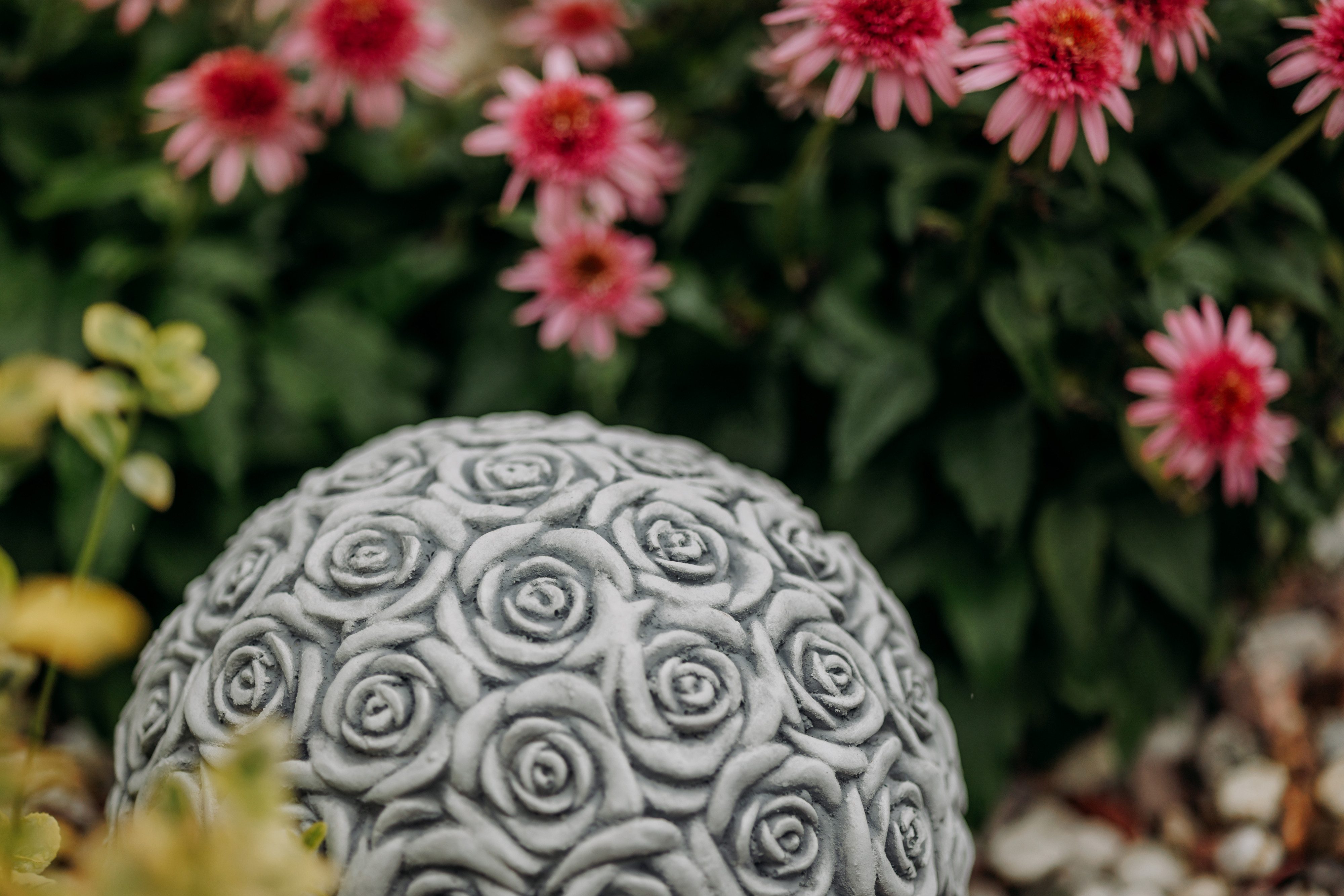 gartendekoparadies.de Gartenfigur Romantische Rosen-Kugel, Steinfigur, H. 21 cm, 17 kg, Frostsicher