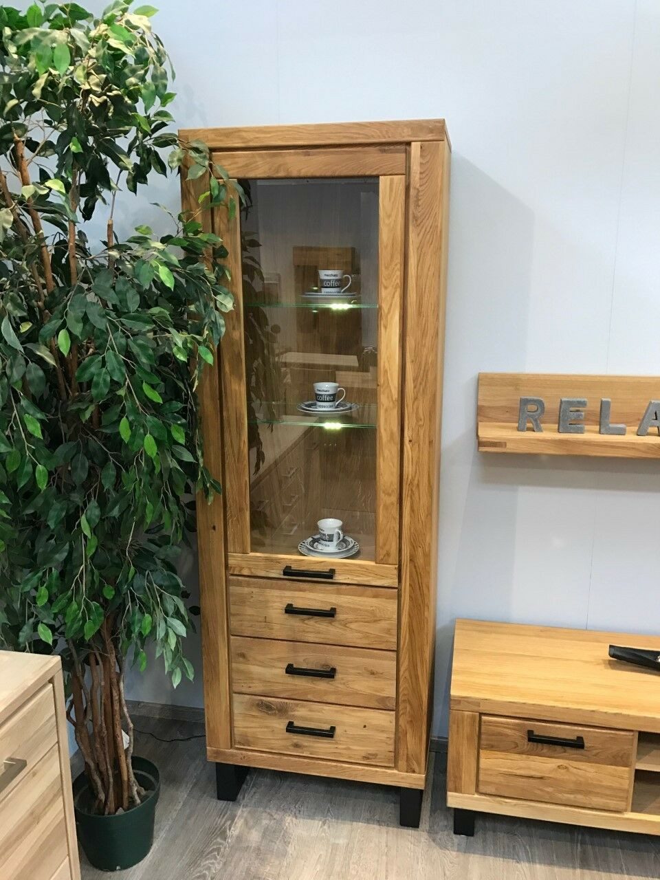 ELFO Standvitrine Vitrine Regal Tina in Wildeiche geölt Teilmassiv Breite 67cm B 67 x H 200 x T 40 cm