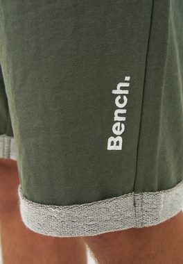 Bench. Shorts AIDEN