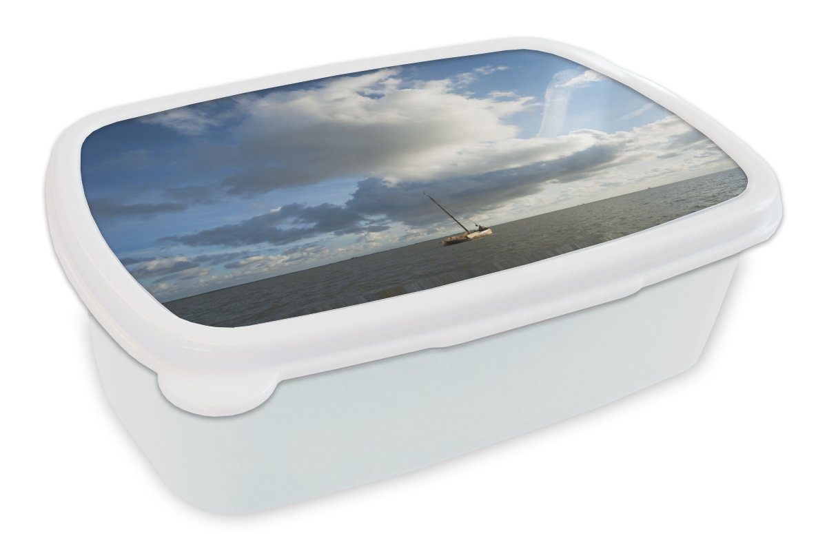 MuchoWow Lunchbox Ein Segelboot auf dem Wasser vor Ameland, Kunststoff, (2-tlg), Brotbox für Kinder und Erwachsene, Brotdose, für Jungs und Mädchen weiß