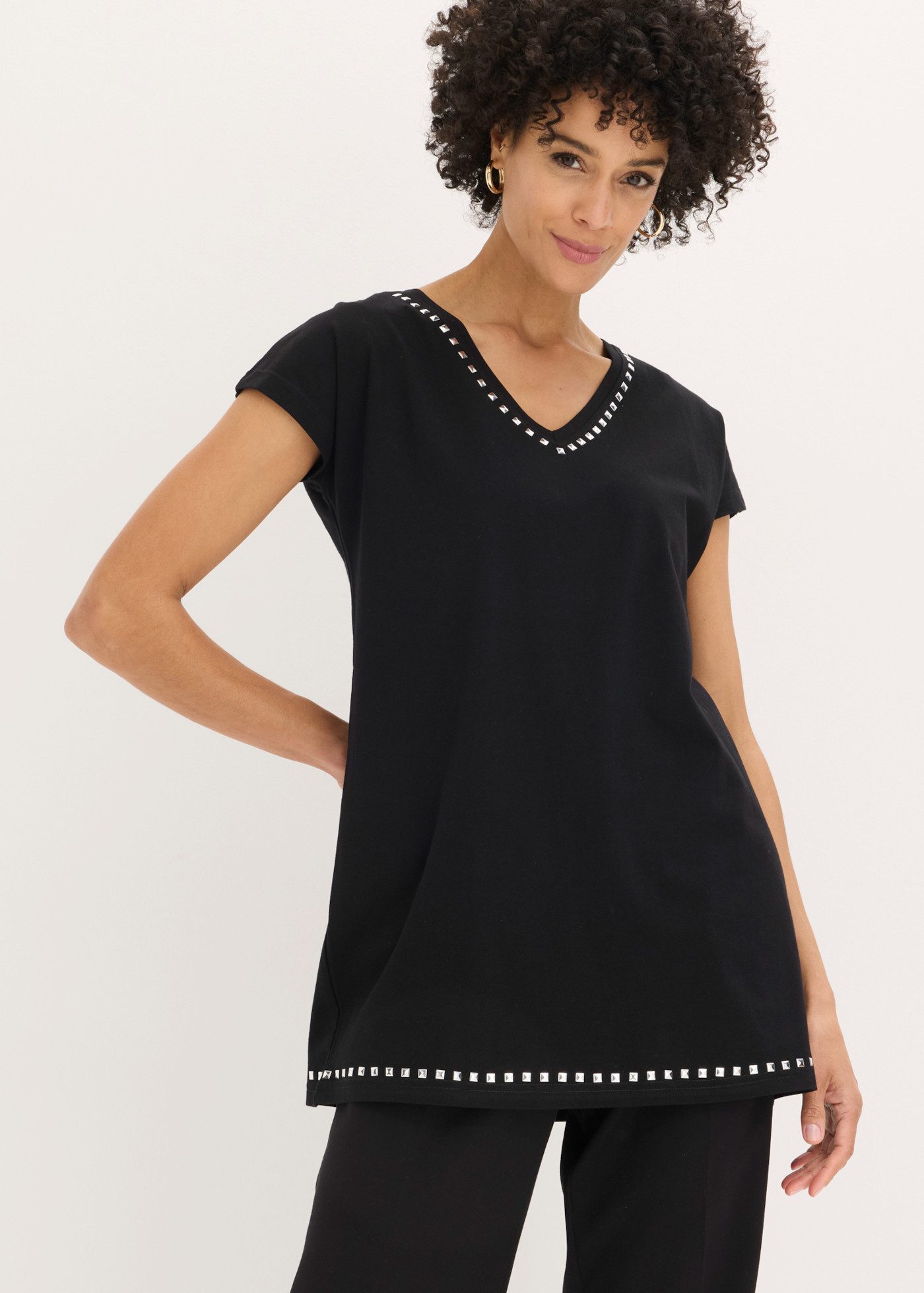 bonprix Longshirt bequeme Passform, mit Nietenapplikation, Kurzarm-Design
