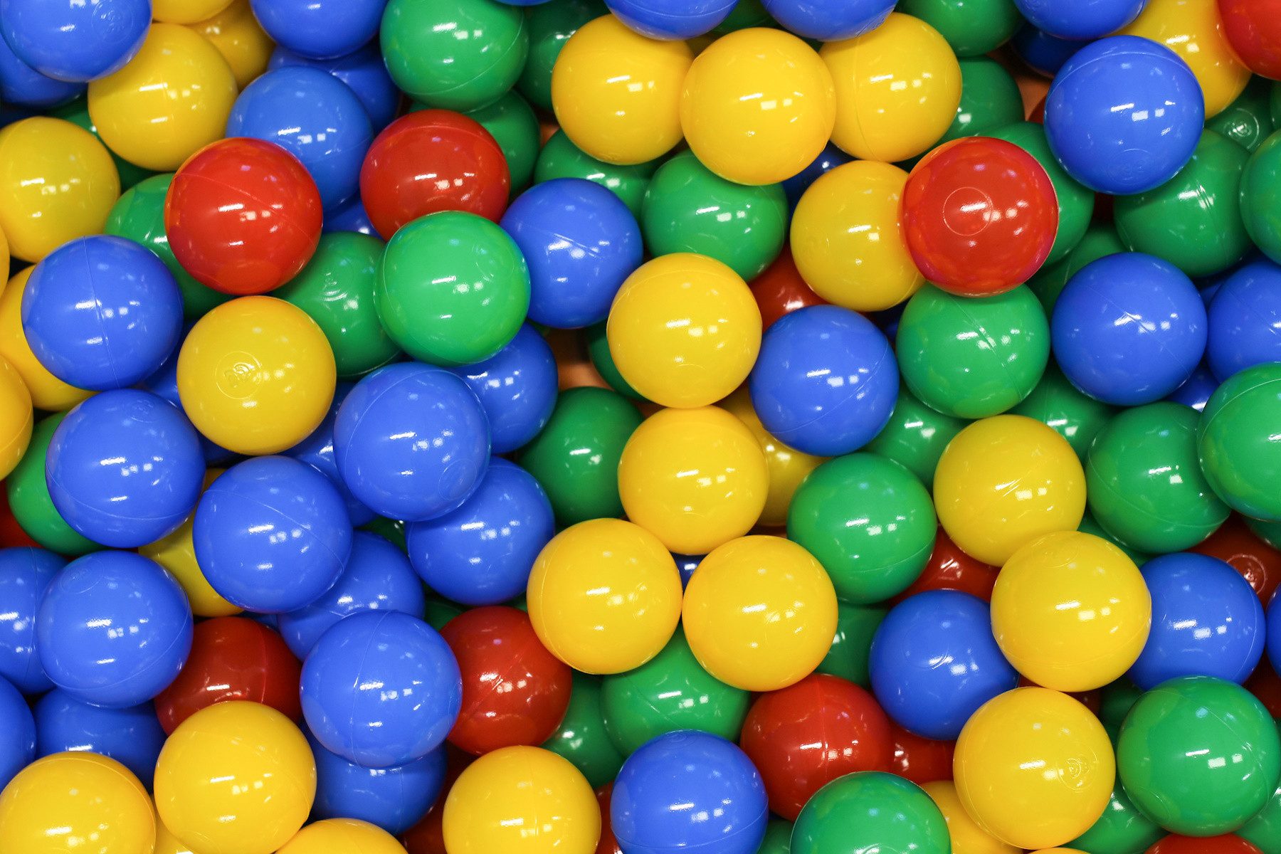 IGLUSoftplay Мячиbad Ball Pitt Buntes Мячиbad Mehrfarbig mit 500 Мячиn in gewählter Farbe, robustes Material, weiche Oberflächen, vielseitig einsetzbar