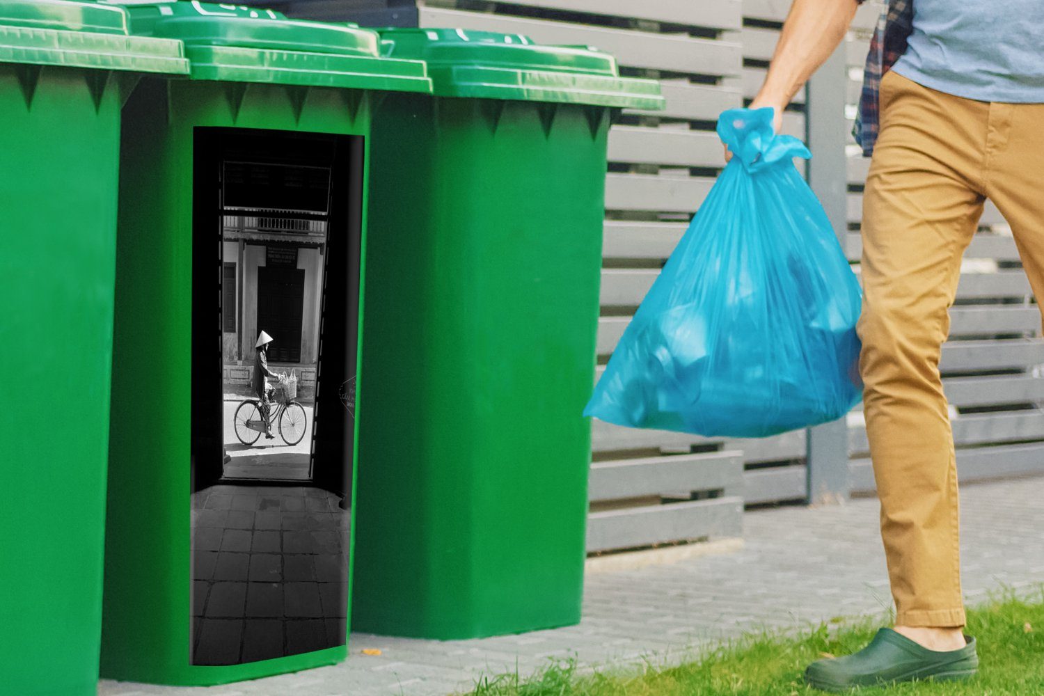 Container, Abfalbehälter - MuchoWow Mülltonne, Straße Tür - Mülleimer-aufkleber, Wandsticker - (1 Sticker, Fahrrad St), Architektur