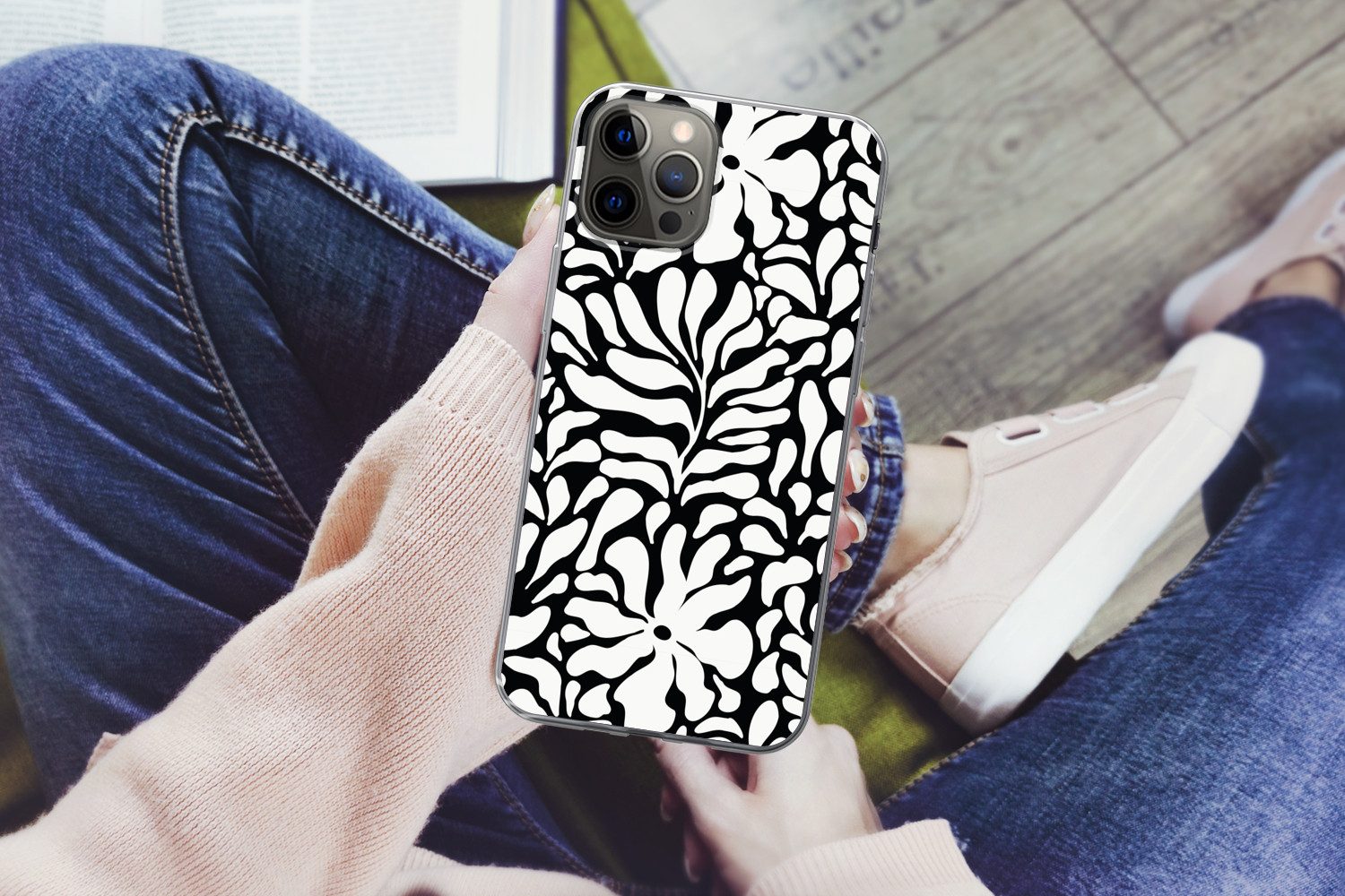 MuchoWow Handyhülle für Apple iPhone 13 Pro Max Blumendruck - Schwarz - Weiß - Blätter, Smartphone-Bumper, Print, Handy Schutzhülle Dünn