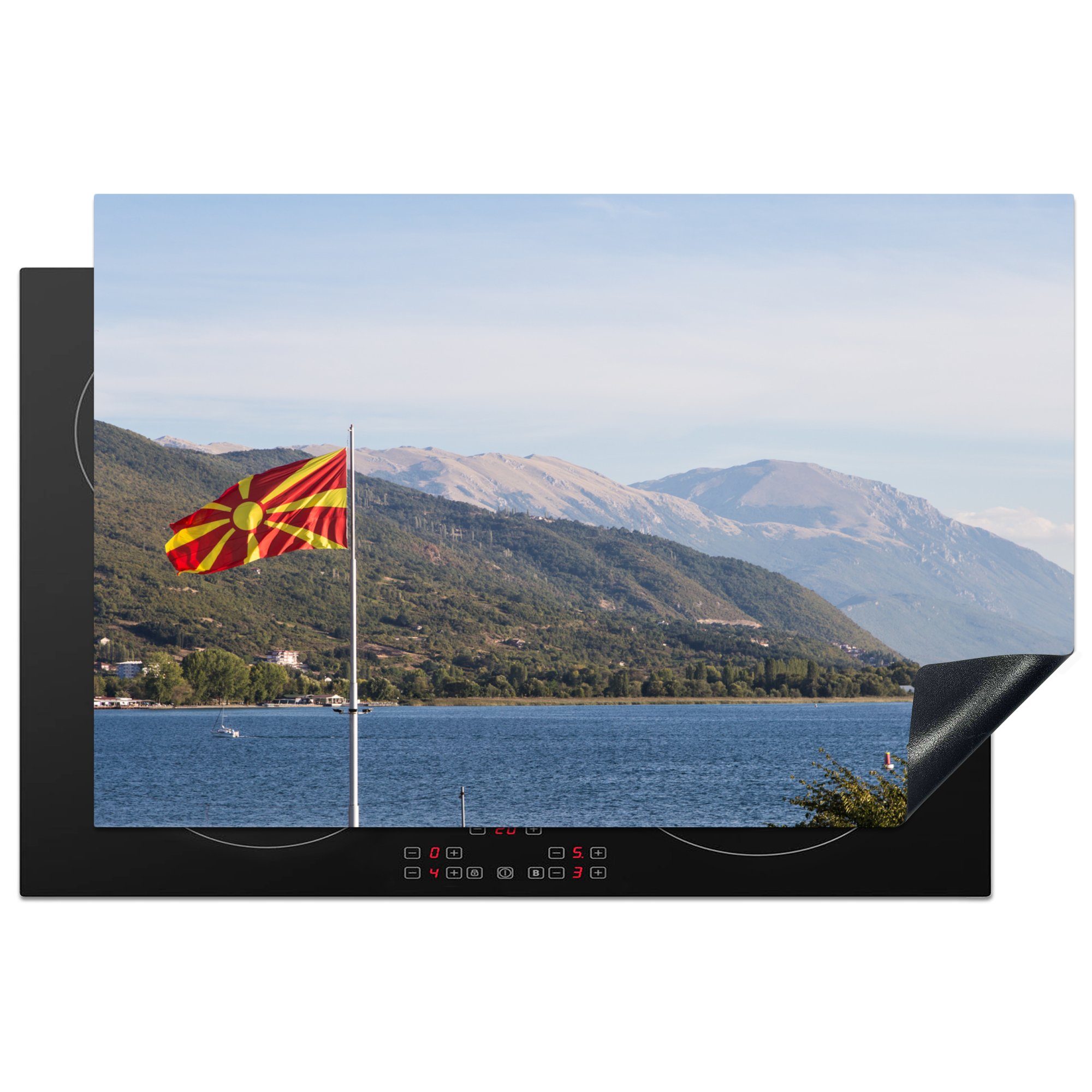 MuchoWow Herdblende-/Abdeckplatte Die Flagge von Mazedonien am Ohridsee, Vinyl, (1 tlg), 81x52 cm, Induktionskochfeld Schutz für die küche, Ceranfeldabdeckung