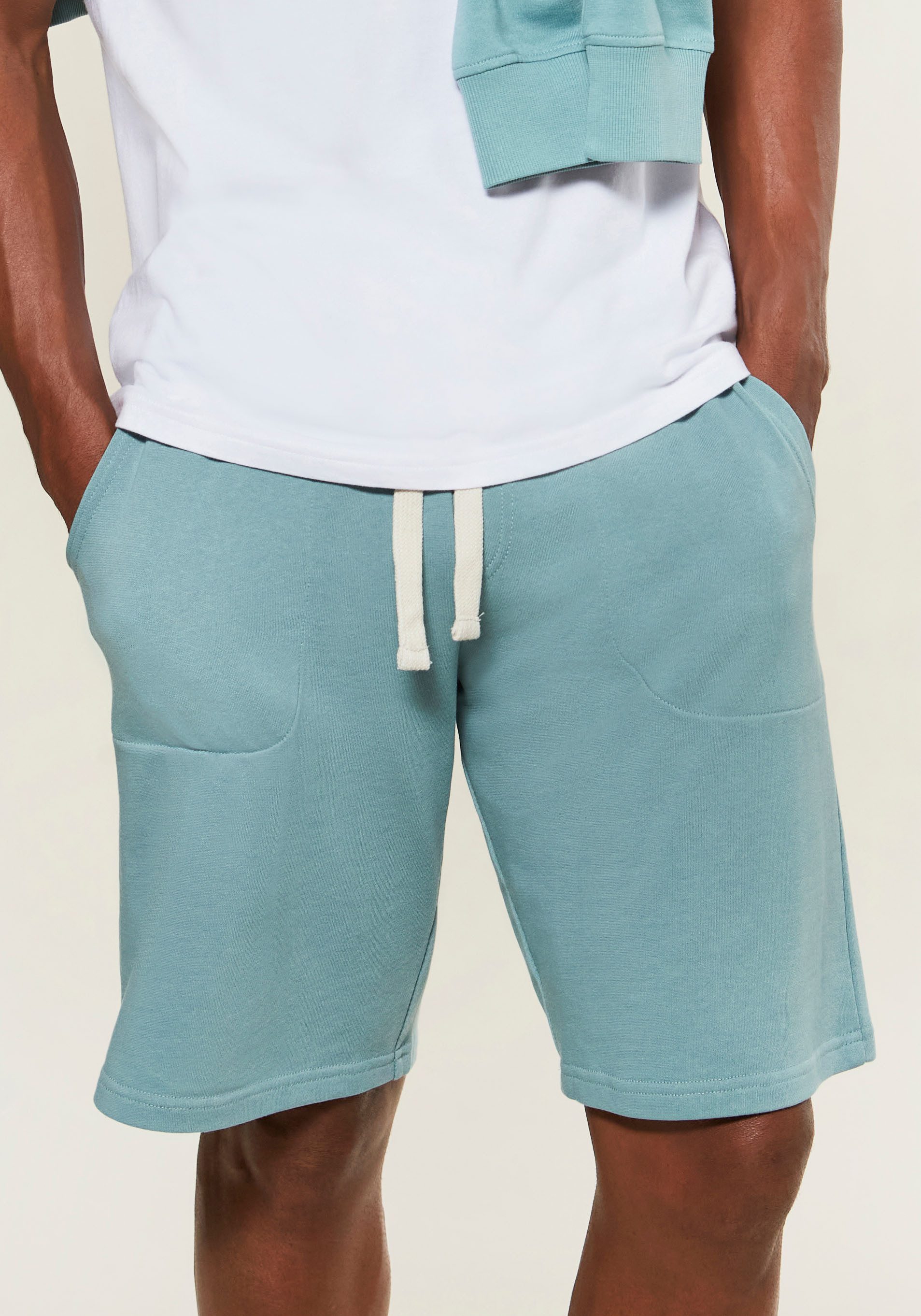 KangaROOS Sweatshorts, seitliche Taschen, kontrast Bänder