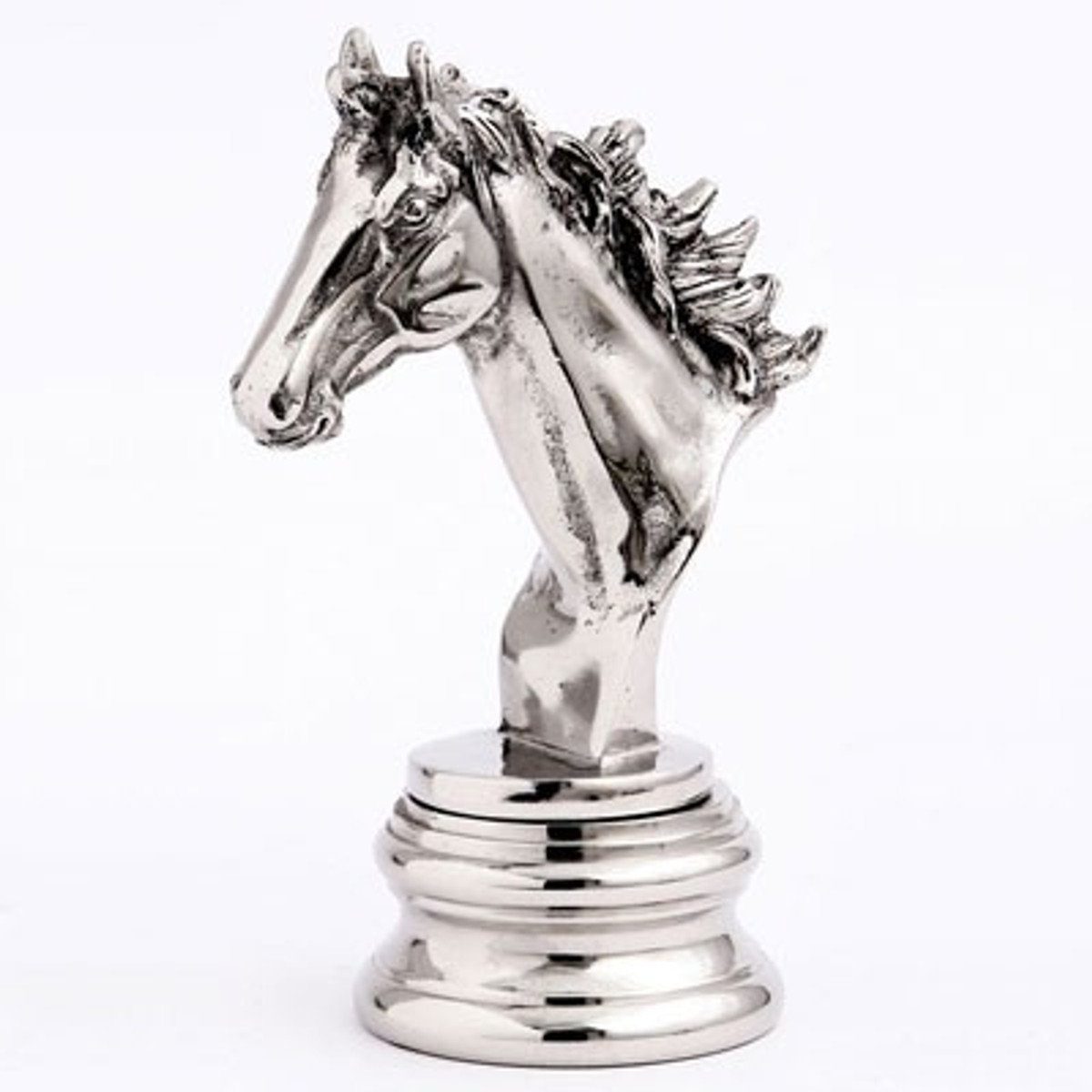 Casa Padrino Dekofigur Casa Padrino Figur Pferd auf Sockel Aluminium vernickelt 15.5 x 10 x H23 cm - Edel & Prunkvoll