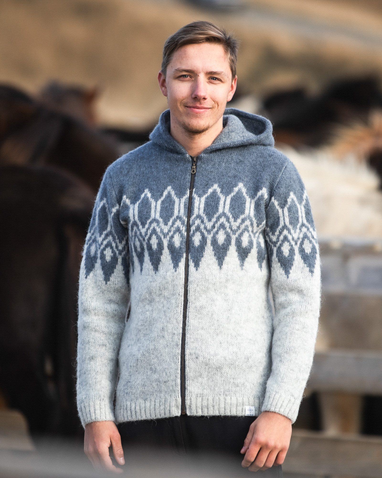KIDKA Norwegerpullover - Kapuzen-Strickjacke für Damen / Herren - Farbe hellgrau-eisblau - aus rauer isländischer Wolle – Bild 3 von 5