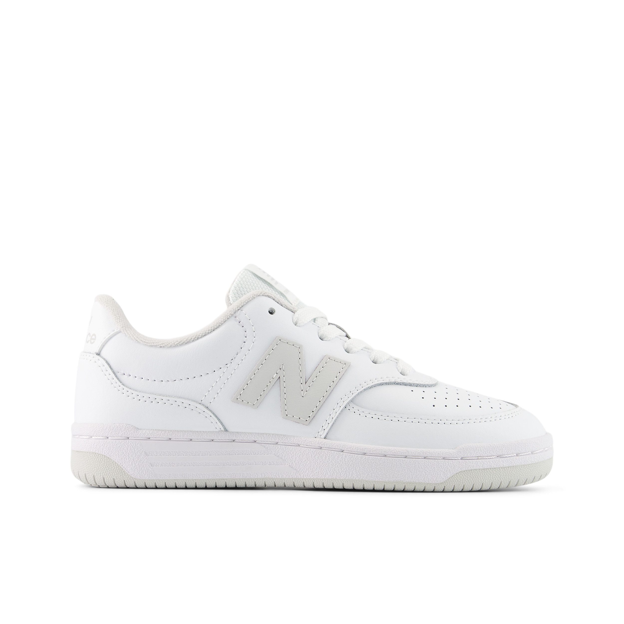New Balance BB80 Sneaker für Kinder und Jugendliche entwickelt, mit Gummilaufsohle