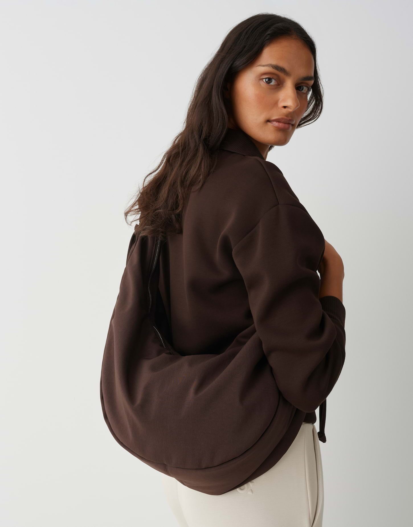 OPUS Umhängetasche ABRENDA mit justierbaren Schultergurt, Halbmond-Form mit Reißverschluss