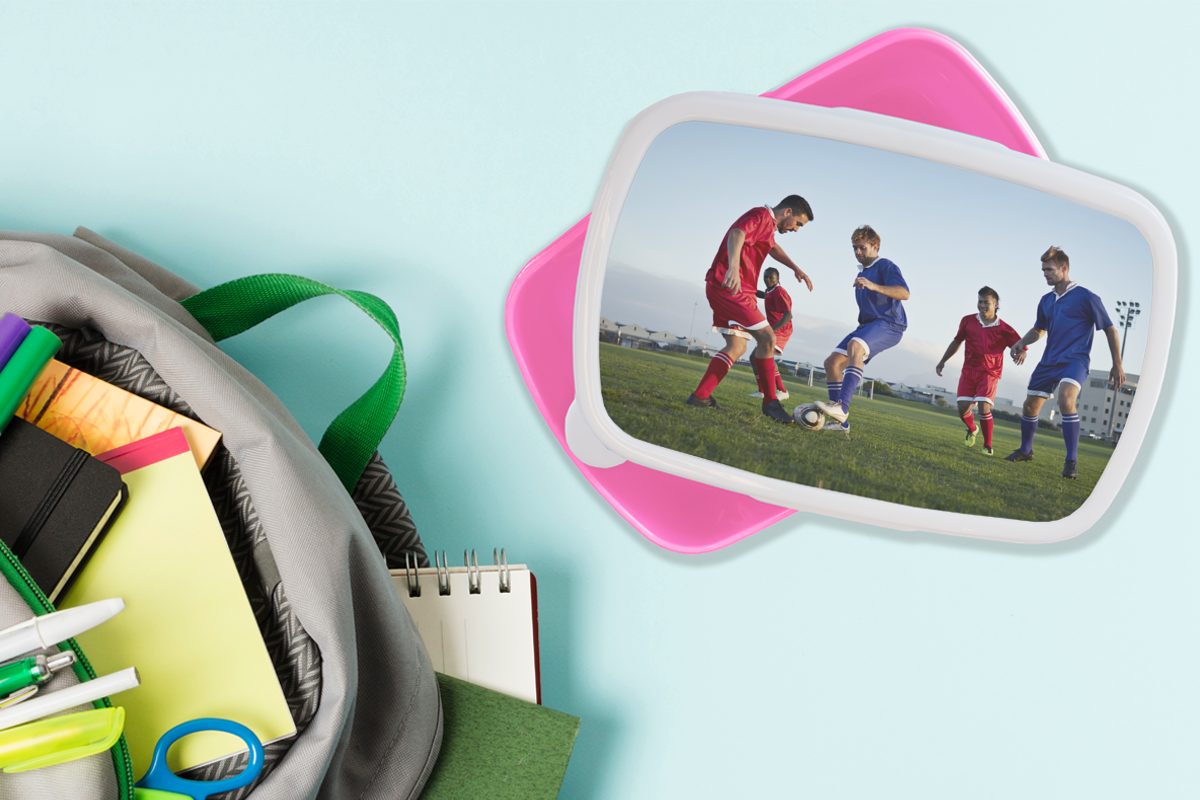 MuchoWow Lunchbox Fußballspiel, Kunststoff, (2-tlg), Snackbox, Brotdose Brotbox Erwachsene, für Mädchen, rosa Kinder, Kunststoff