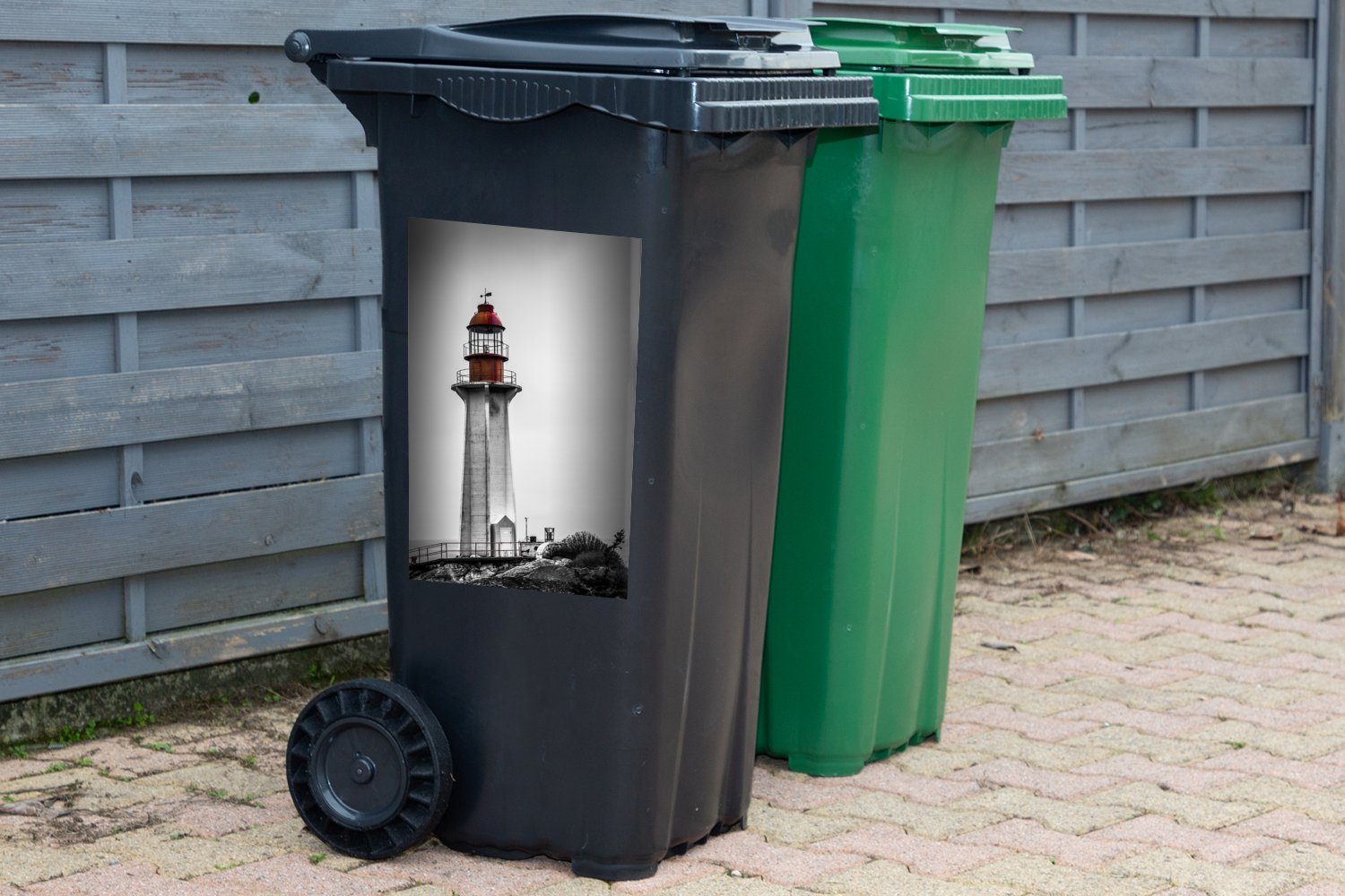Mülleimer-aufkleber, St), Wandsticker MuchoWow (1 Container, eines Sticker, Abfalbehälter Leuchtturms Mülltonne, Schwarz-Weiß-Foto Vancouver von Westen im