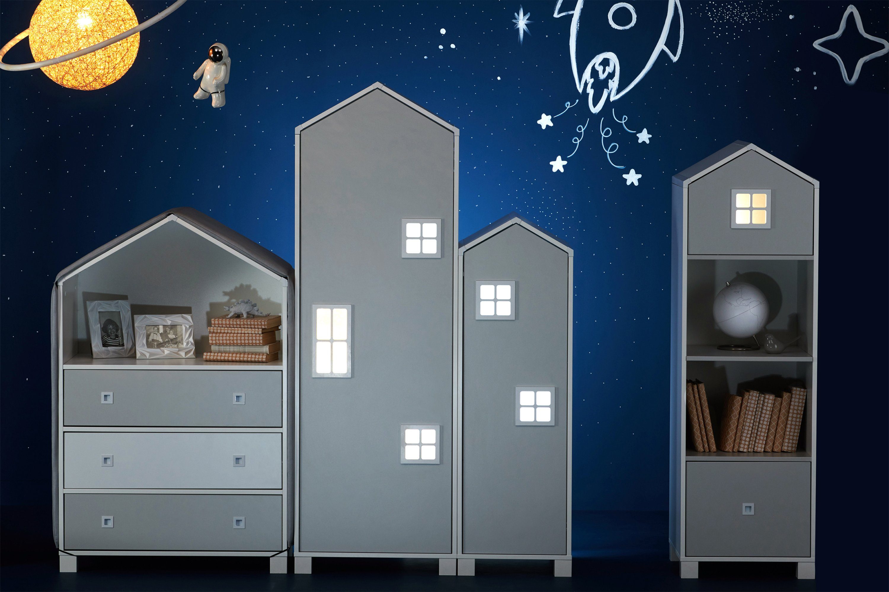 KONSIMO® Babyzimmer-Komplettset MIRUM Kindermöbel-Set Komplett-Kinderzimmer, (4-tlg., Komplett-Kinderzimmer), Kommode, Bücherregal, 2x Kleiderschrank