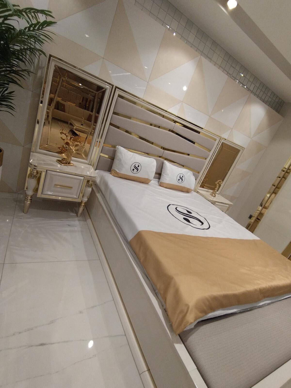 Nachttische in Modern Set 2x Komplettes Made + Schlafzimmer-Set Gold, Luxus Bett Europa JVmoebel (3-St., Bett+2x Nachttische), Holz Schlafzimmer