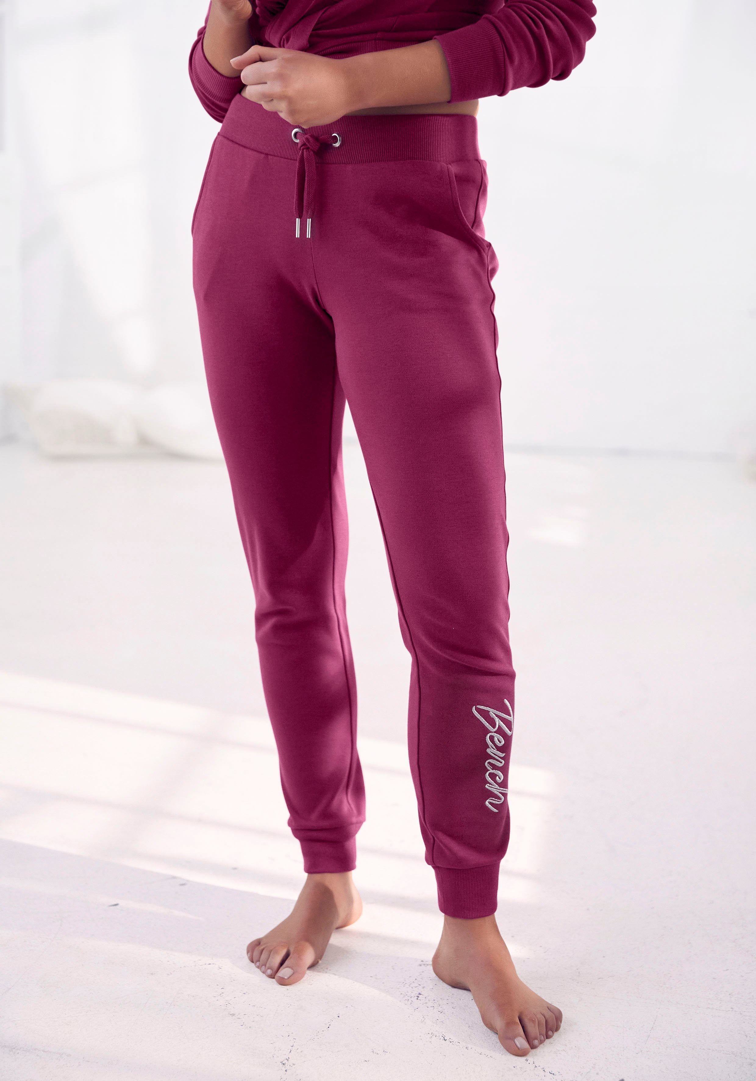 Bench. Loungewear Relaxhose -Loungehose mit glänzender Logostickerei, Loungewear, Loungeanzug