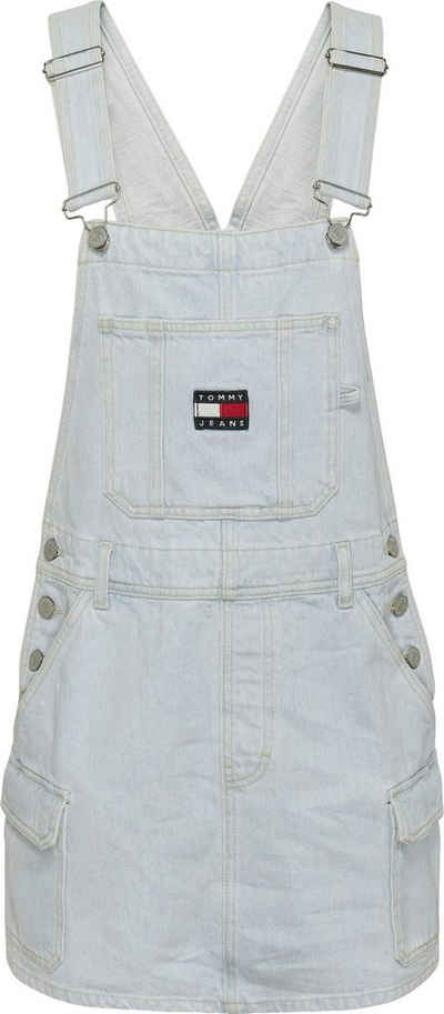 Tommy Jeans Latzkleid »SRPLS DNM DUNGAREE DRESS BF8011« mit Tommy Jeans Badge