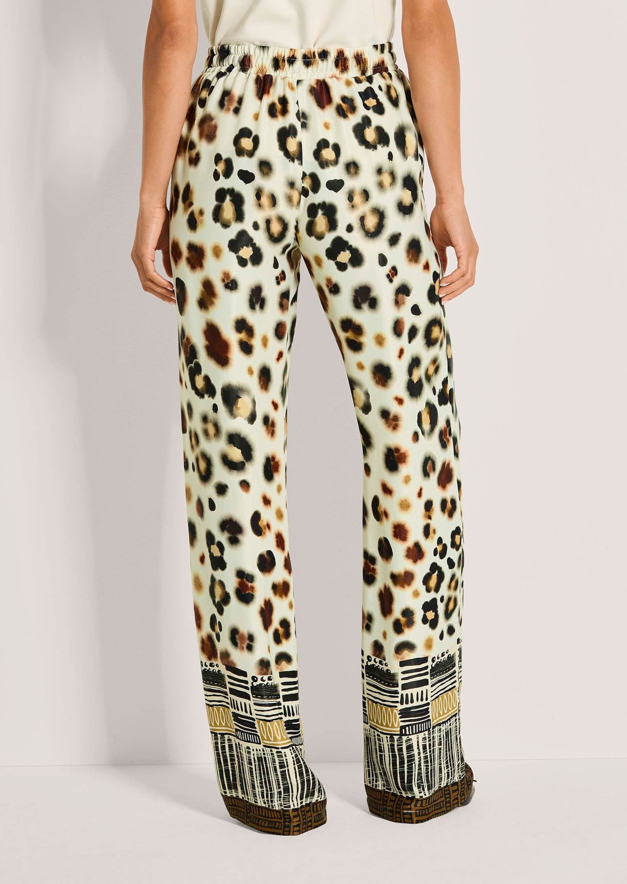 MADELEINE Stoffhose Druckhose mit Animalprint Sommerhose mit Schlupfbund, Nahttaschen und Knöchellänge