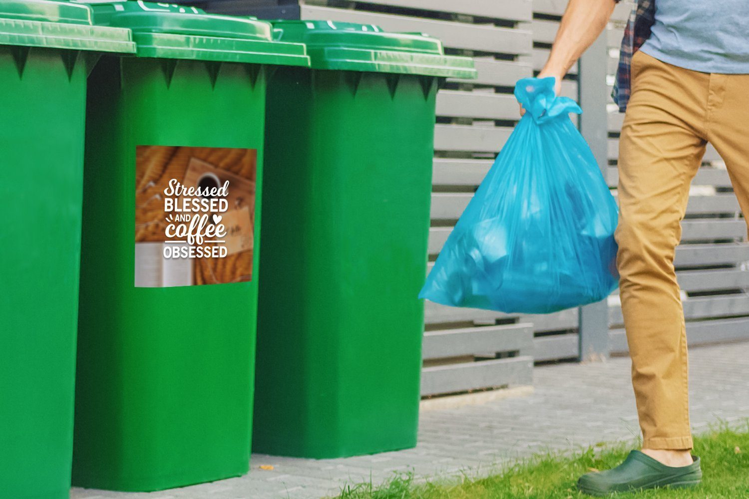 gesegnet MuchoWow - Mülltonne, (1 Sticker, Kaffee Gestresst, Kaffee Mülleimer-aufkleber, Zitate - Abfalbehälter Container, St), Wandsticker und