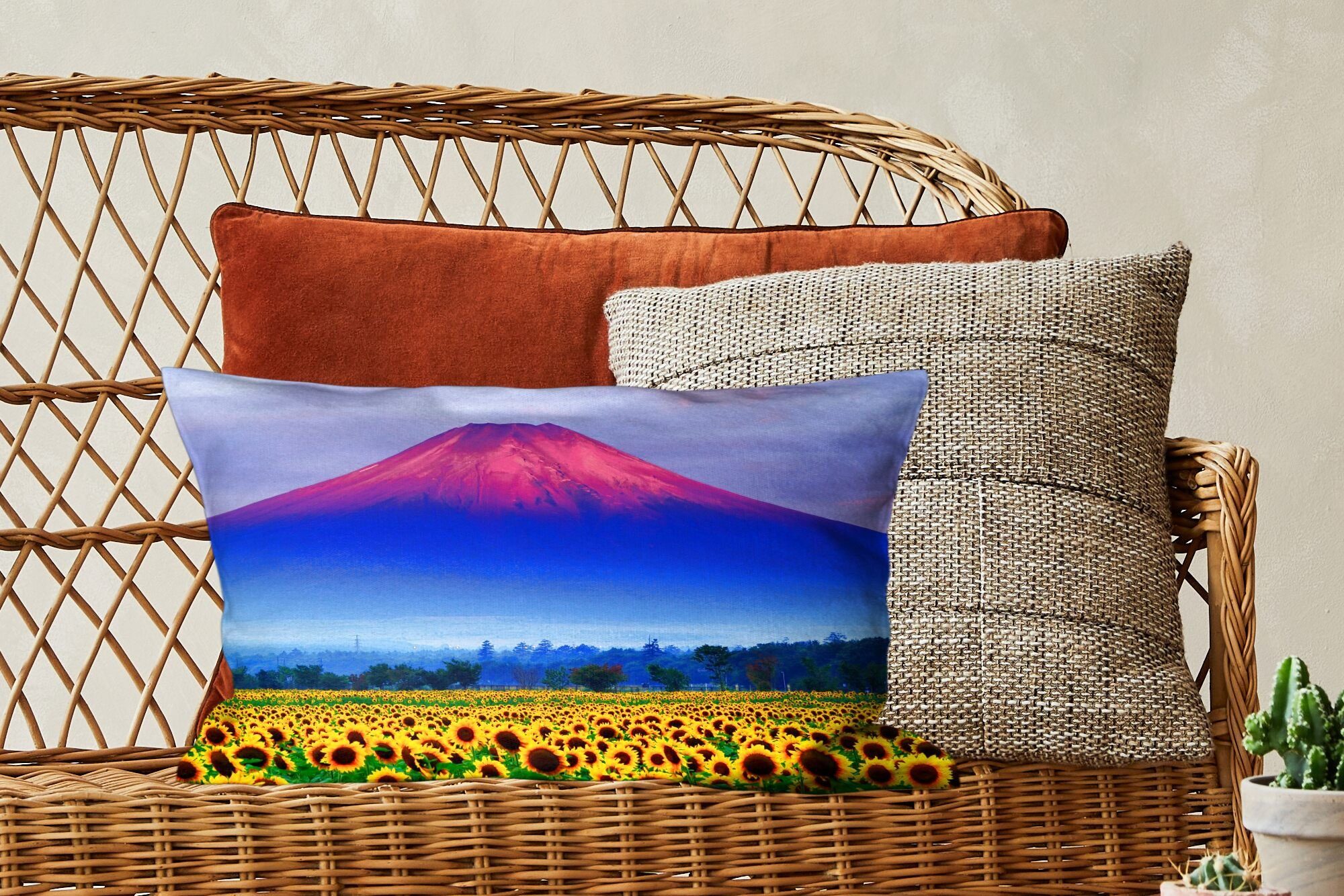 MuchoWow Asien Dekoration, in Füllung, Der Sonnenblumen Dekokissen mit Zierkissen, farbenfrohe Dekokissen Vordergrund, Wohzimmer Fuji Schlafzimmer im mit