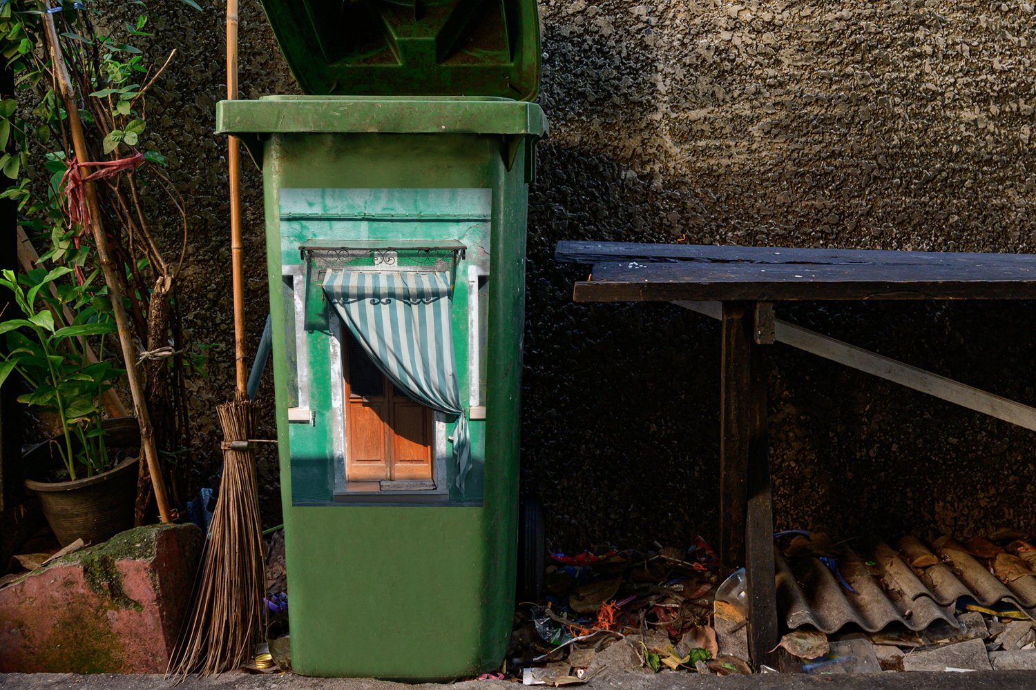 MuchoWow Wandsticker Architektur - Grün Fensterläden Tür (1 - - - Mülltonne, St), Sticker, Container, Abfalbehälter Mülleimer-aufkleber, Haus