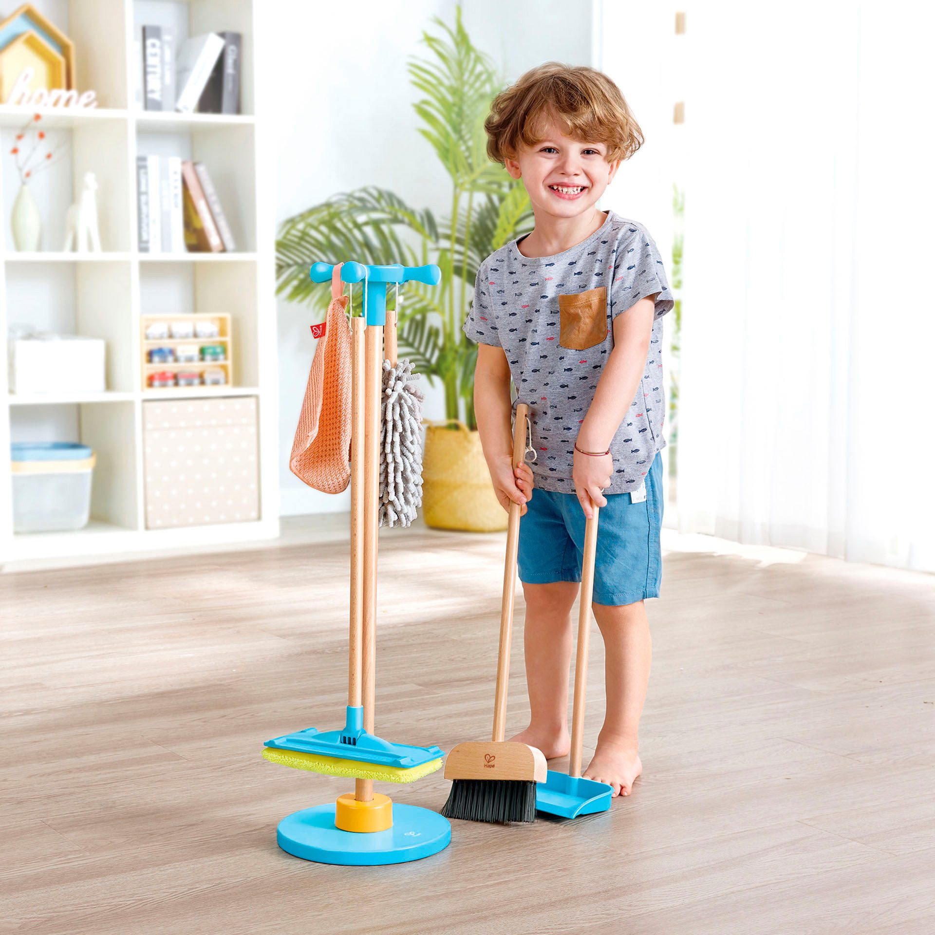 Hape Kinder-Besen Spielzeug-Putzset mit Ordnungsständer, (Set, 6-tlg)