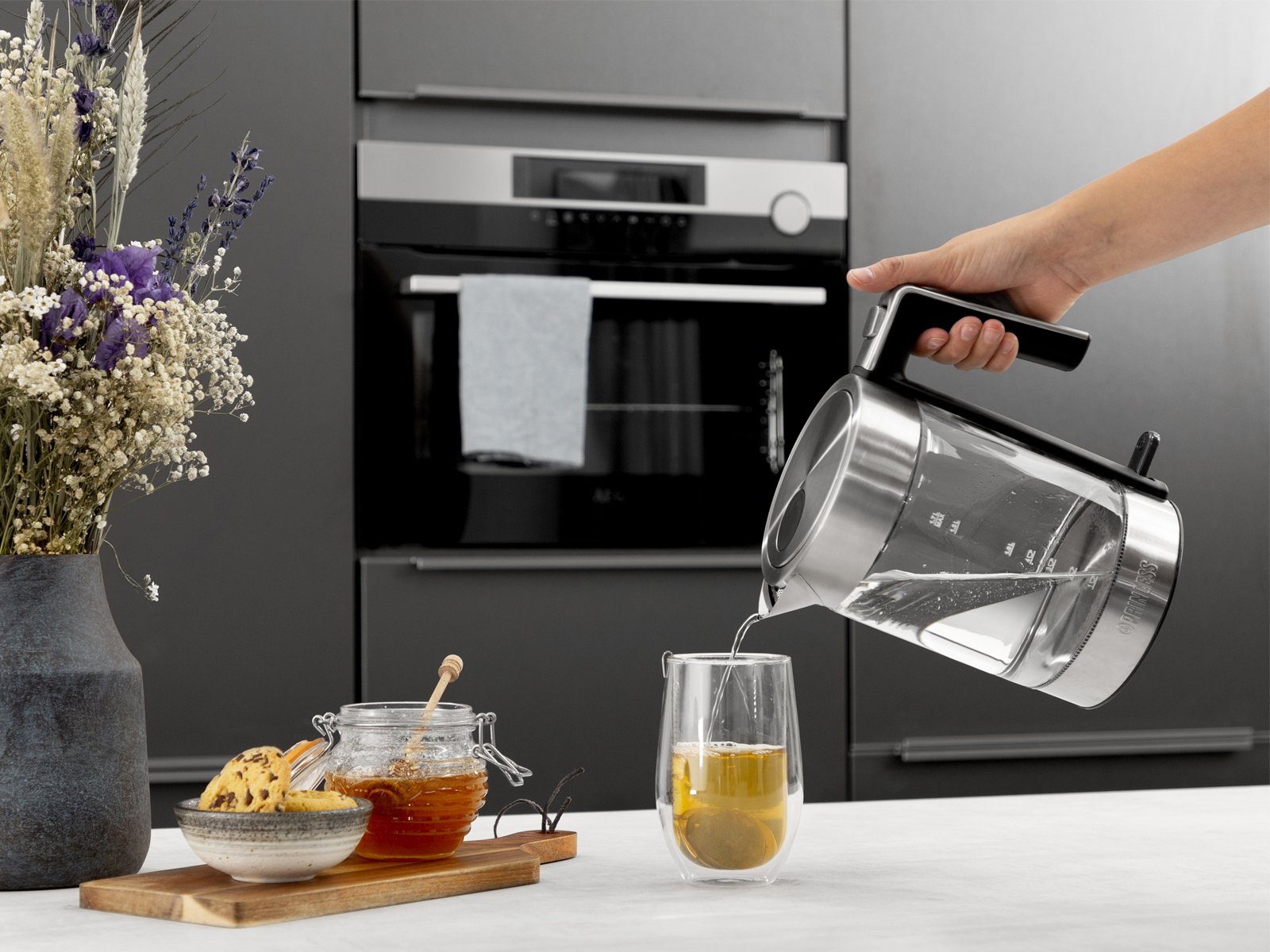 PRINCESS Wasserkocher, 1.7 l, 2200 W, Glas Lichtring blau, 360° Edelstahlsockel, leise elektrisch ohne Kabel