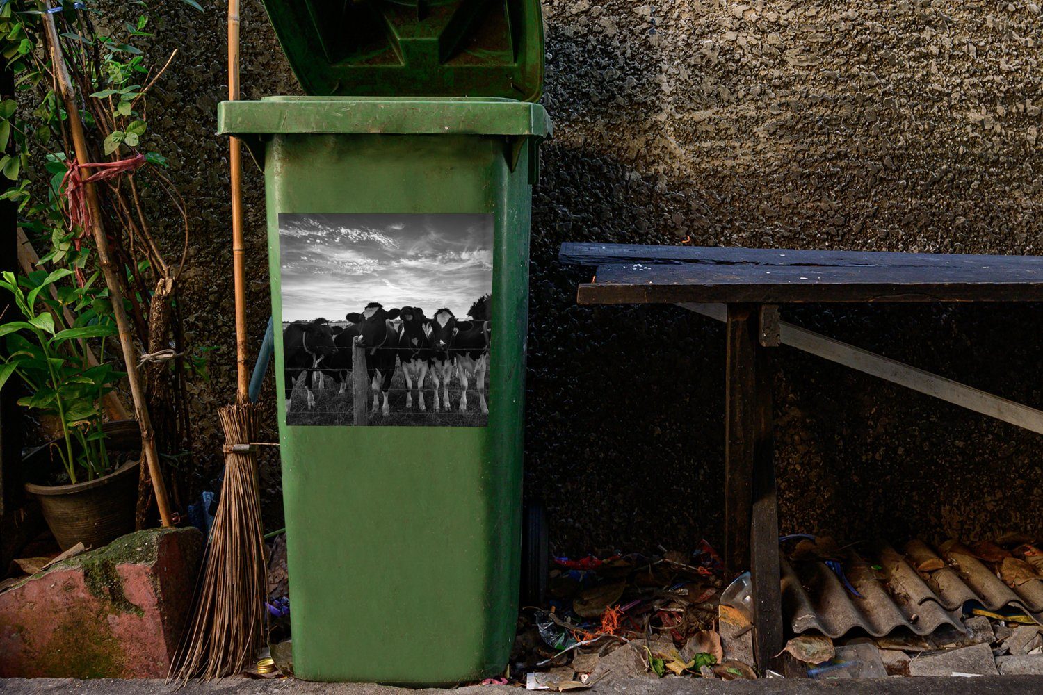 Mülltonne, Container, Tiere - MuchoWow (1 Bauernhof - - Mülleimer-aufkleber, St), Weiß Schwarz Sticker, Kühe Abfalbehälter - Wandsticker