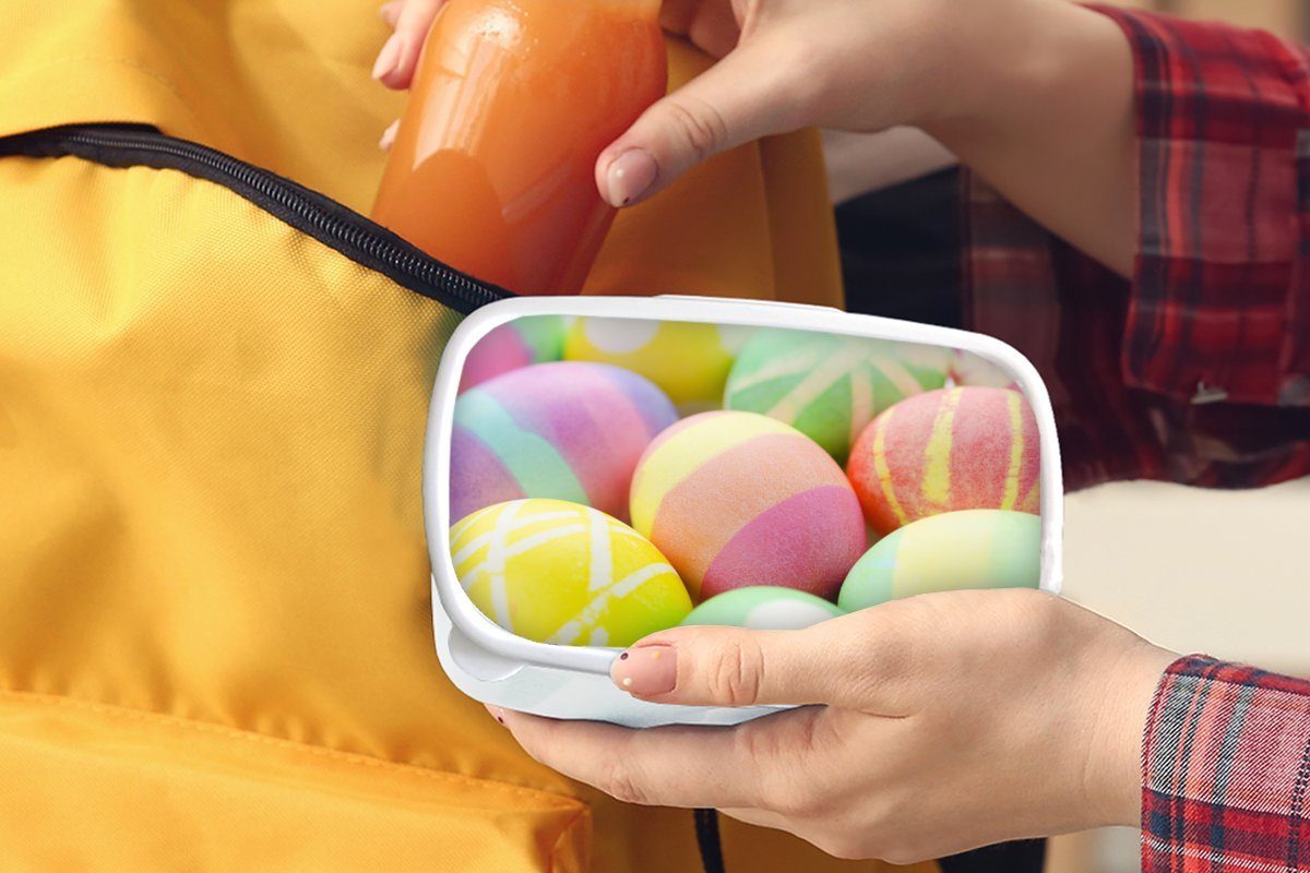 weiß Eier, Kinder Lunchbox Nahaufnahme Mädchen und der Erwachsene, Jungs für Brotbox Eine Brotdose, zu und bemalten MuchoWow Kunststoff, (2-tlg), Ostern für
