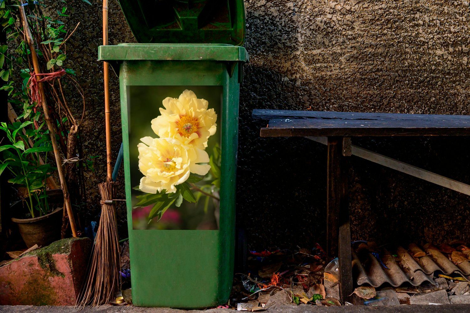 Wandsticker Mülleimer-aufkleber, Container, St), MuchoWow Pfingstrosen Mülltonne, Sticker, gelbe Zwei Abfalbehälter (1