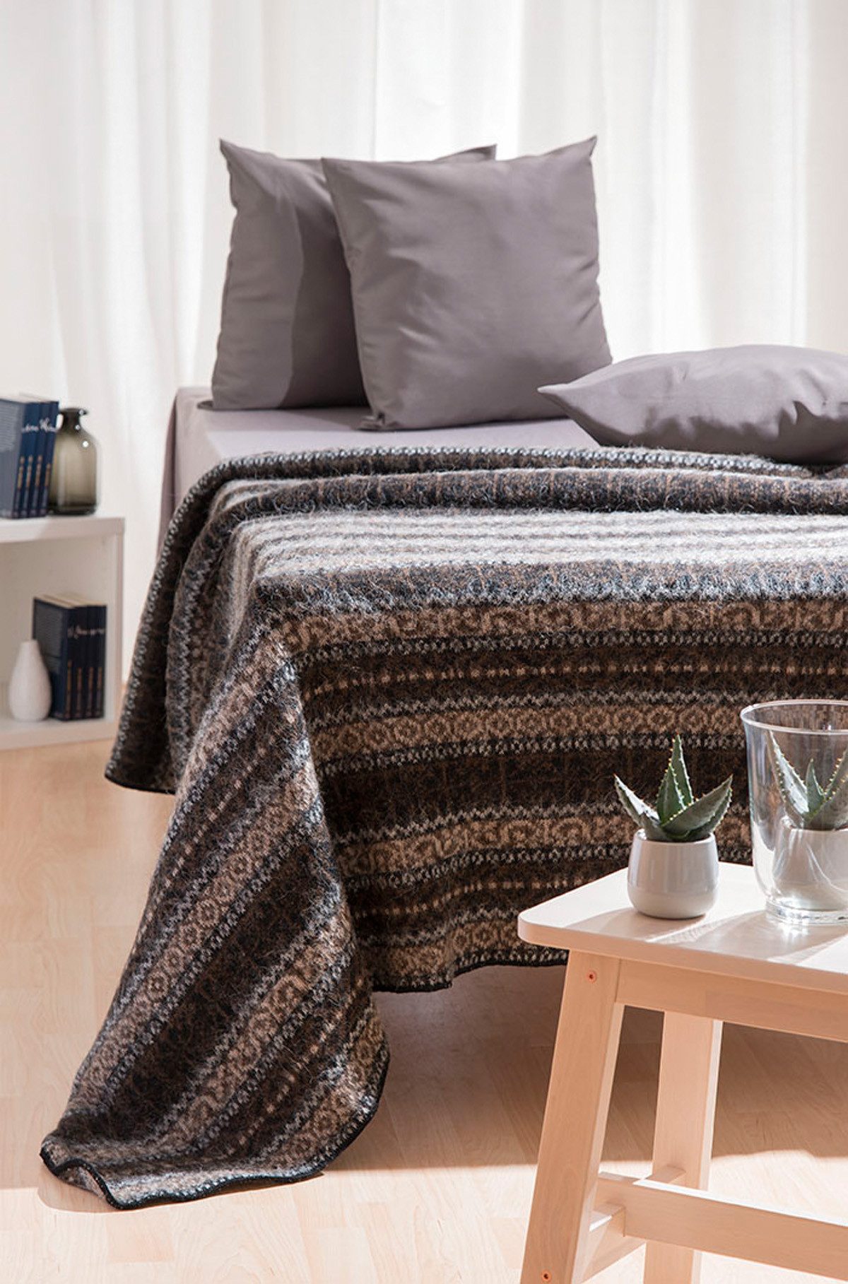 Wolldecke - Strickdecke mit Traditionsmustern - streifig gemustert - Farbe braun, KIDKA, - aus rauer isländischer Wolle