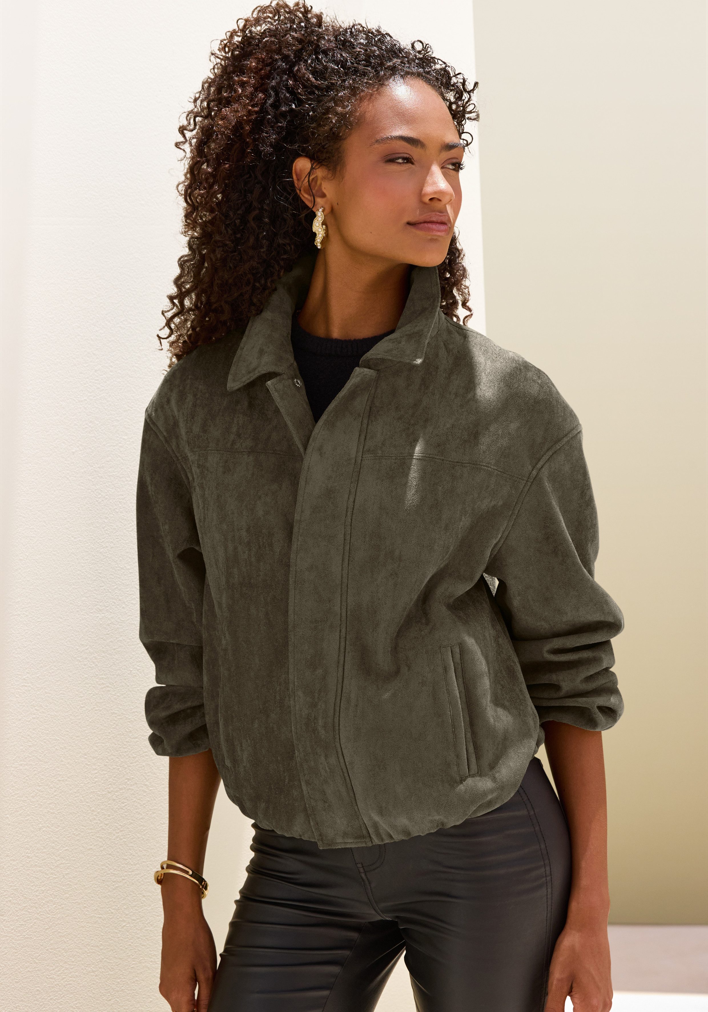 LASCANA Lederimitatjacke in Veloursleder-Optik mit verdecktem Reißverschluss vorne, Oversize modische Übergangsjacke aus Velourlederimitat, kurze Lederimitatjacke