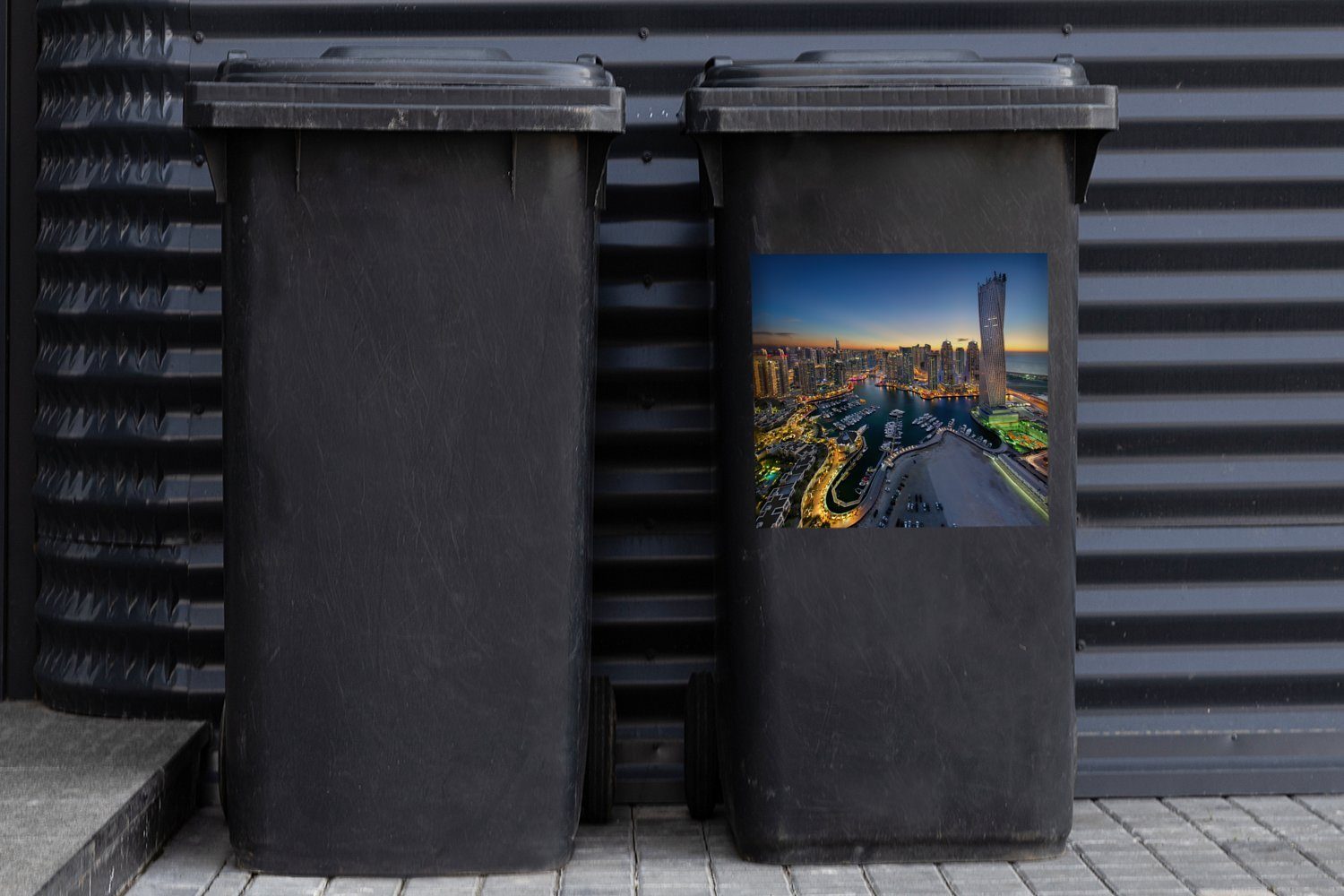 MuchoWow Wandsticker Foto von Dubai Mülleimer-aufkleber, Container, Sticker, Marina St), Abfalbehälter Mülltonne, Nacht (1 bei