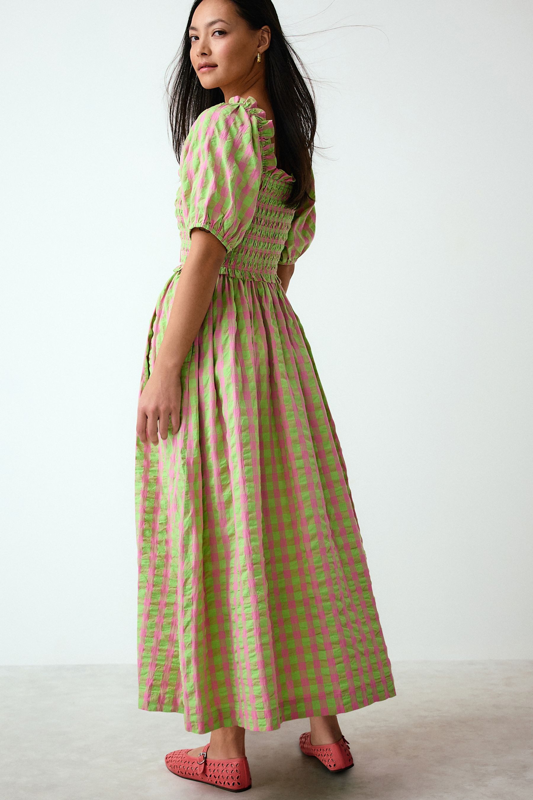 Next Midikleid Gerafftes Midikleid mit Puffärmeln (1-tlg)