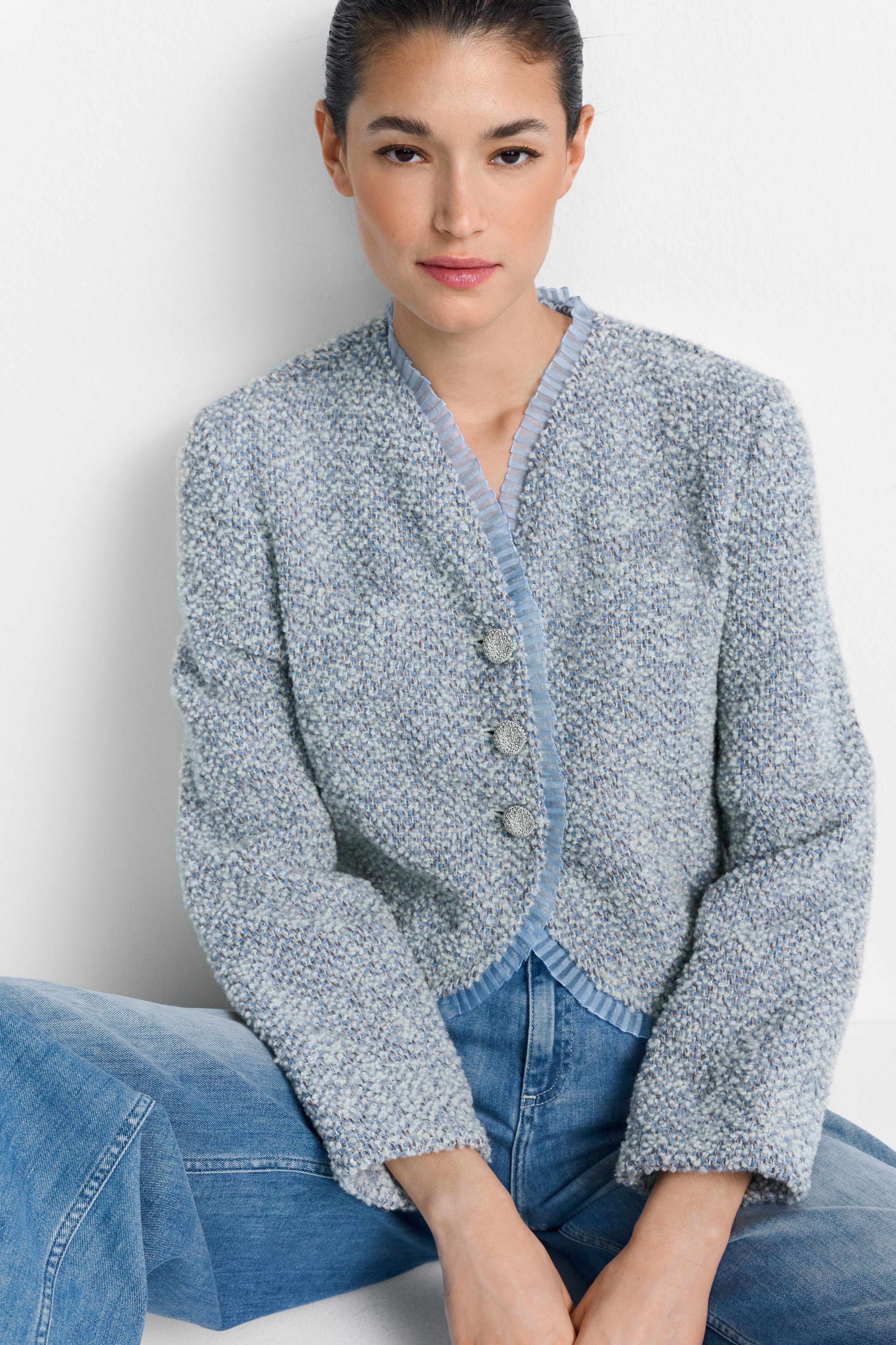 RICHROYAL Strickjacke abgesetzte Kanten mit feiner Rüschendetailierung, lockere Passform