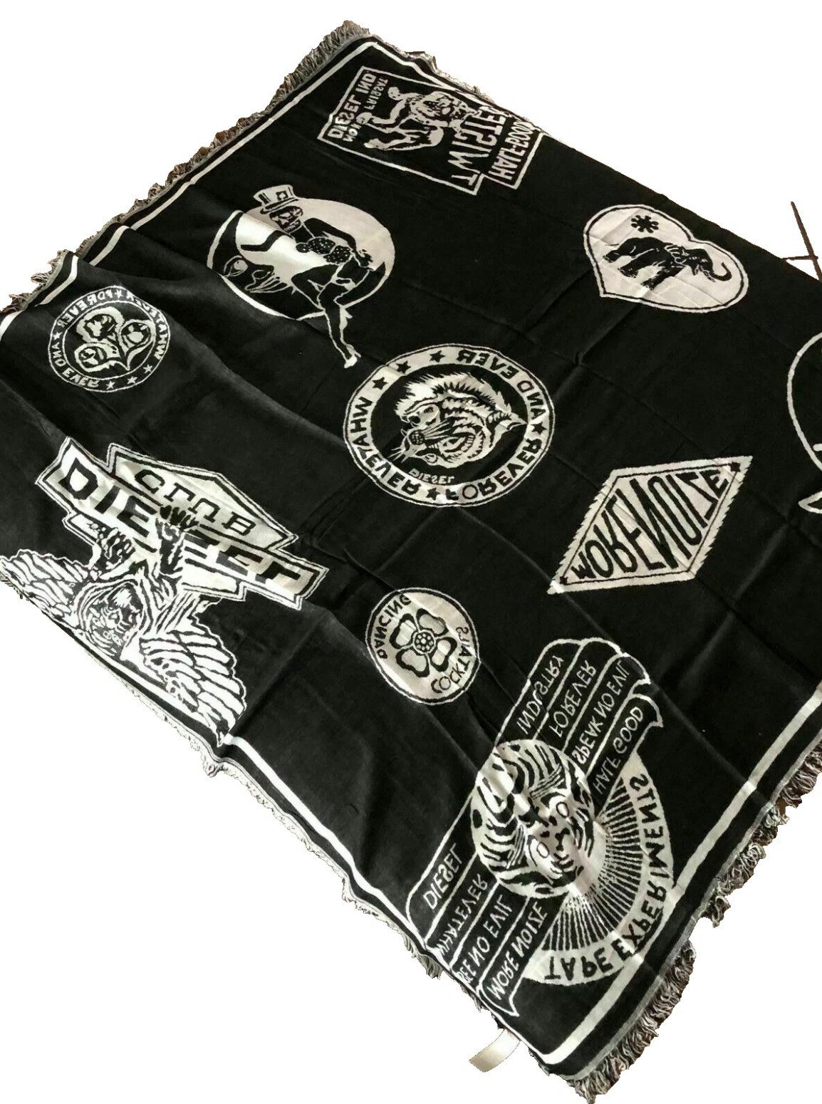 Diesel Schal XXL Halstuch Tuch Stole mit Multi Logo, Ikonischer Vintage-Patchprint mit Club Logo-Motiven