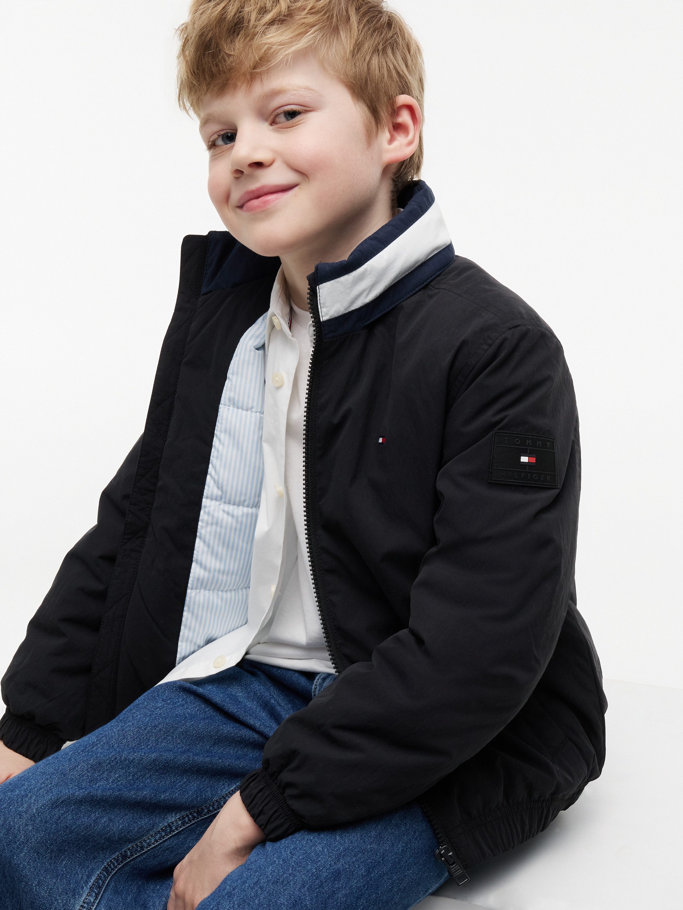 Tommy Hilfiger Blouson Kapuze im Kragen verstaubar, Regular Fit, Kinder bis 16 Jahre – Bild 4 von 5