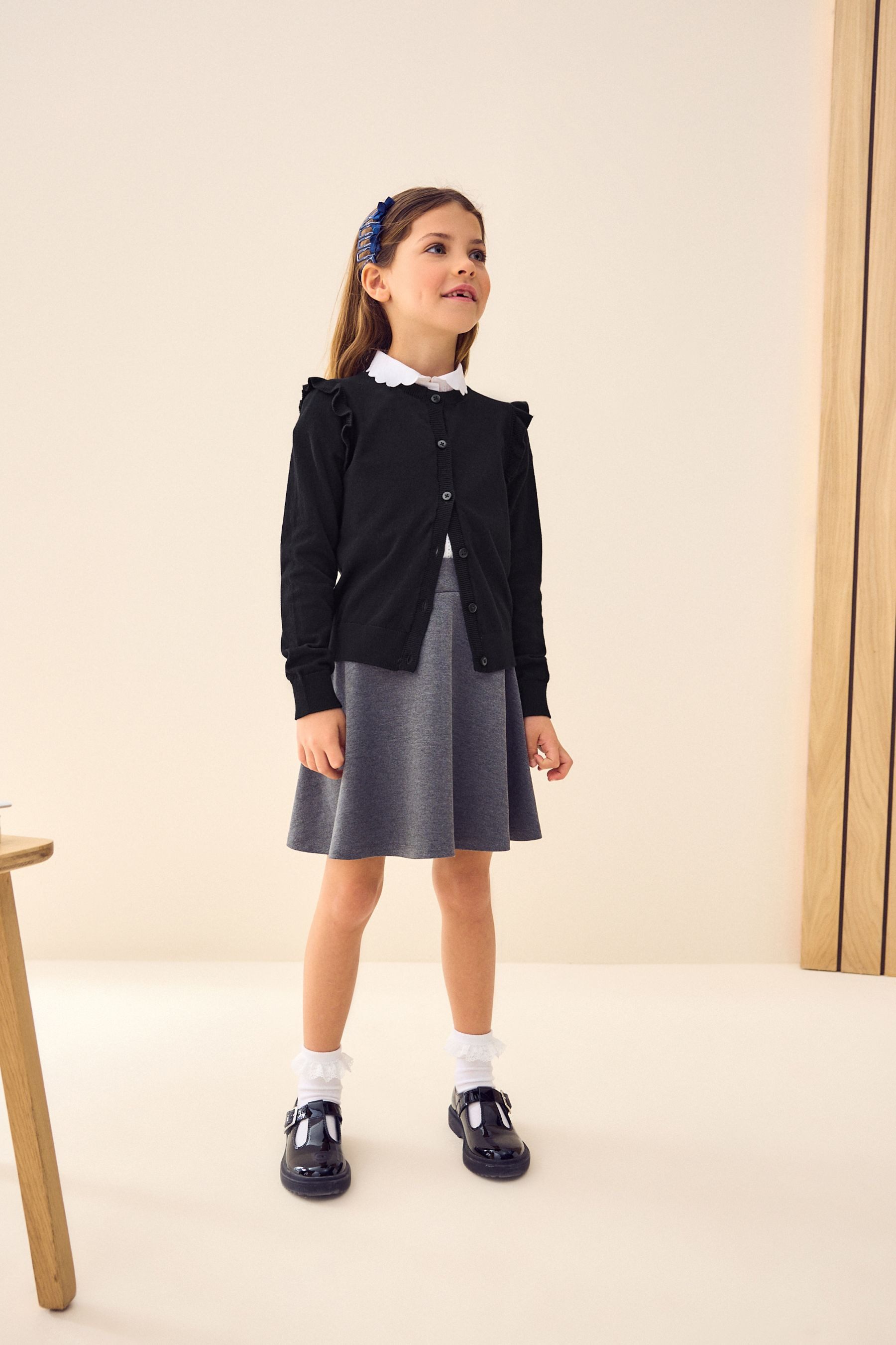 Next Strickjacke Schul-Strickjacke mit gerüschten Schultern (1-tlg)