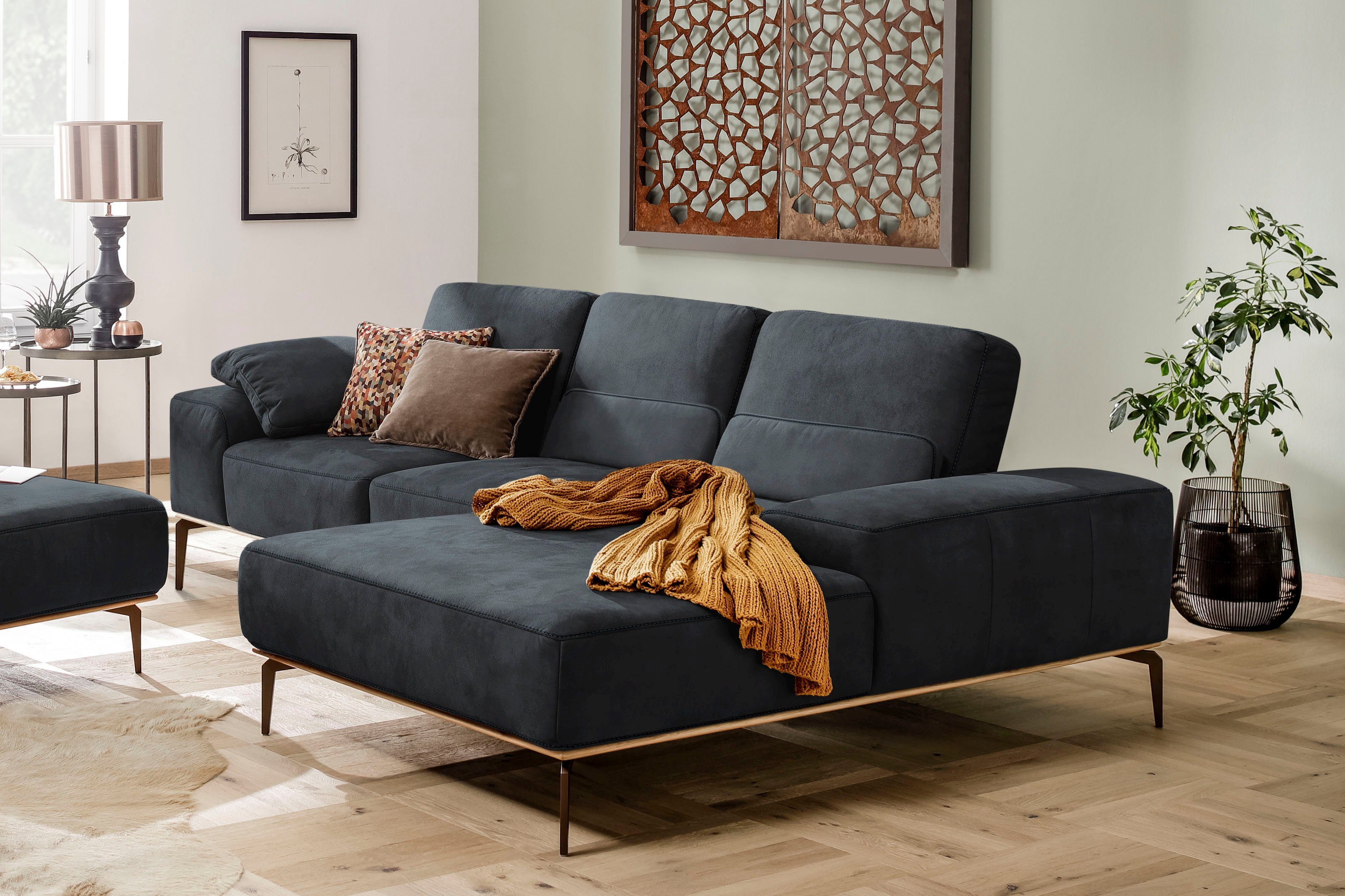 W.SCHILLIG Ecksofa run, Designsofa mit tollem Sitzkomfort, bequem, L-Form, mit Holzsockel, Füße in Bronze pulverbeschichtet, Breite 279 cm