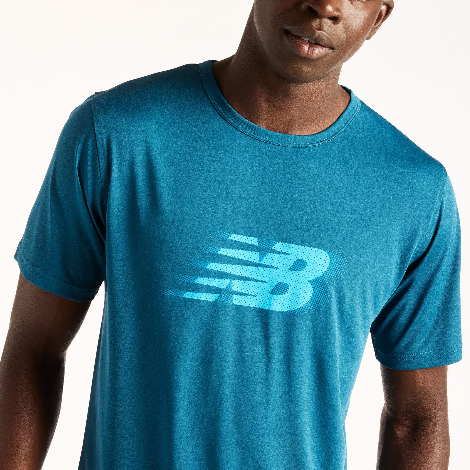 New Balance Trainingsshirt SPORT ESSENTIALS UTILITY MOTION GRAPHIC T-SHIRT für Fitness und Training, atmungsaktiv, schnell trocknend