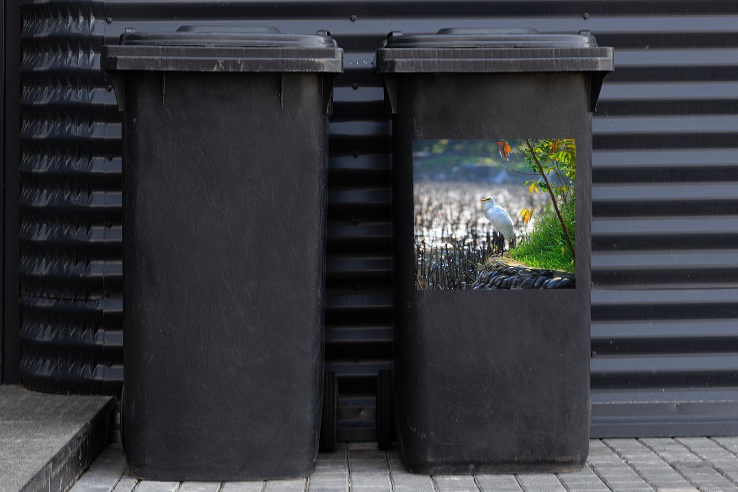 MuchoWow (1 Wandsticker Lotusteich Mülleimer-aufkleber, Ein einen außergewöhnlicher Abfalbehälter auf Silberreiher blickt in Mülltonne, Container, Sticker, St),