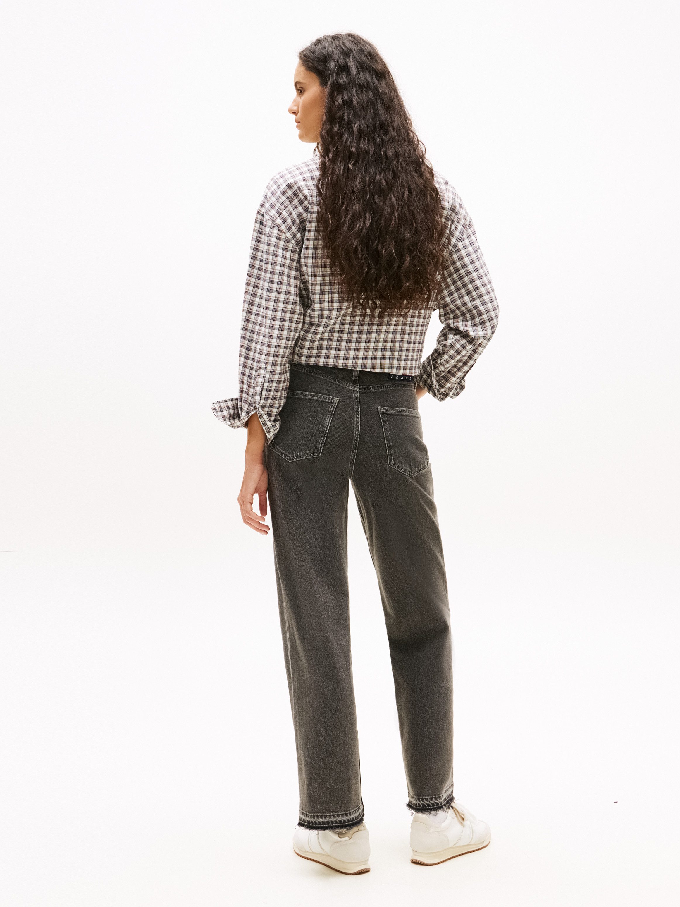 Tommy Jeans Straight-Jeans LAYLA HR SLIM STR CI4171 mit destroyed Detail am Beinabschluss – Bild 5 von 5