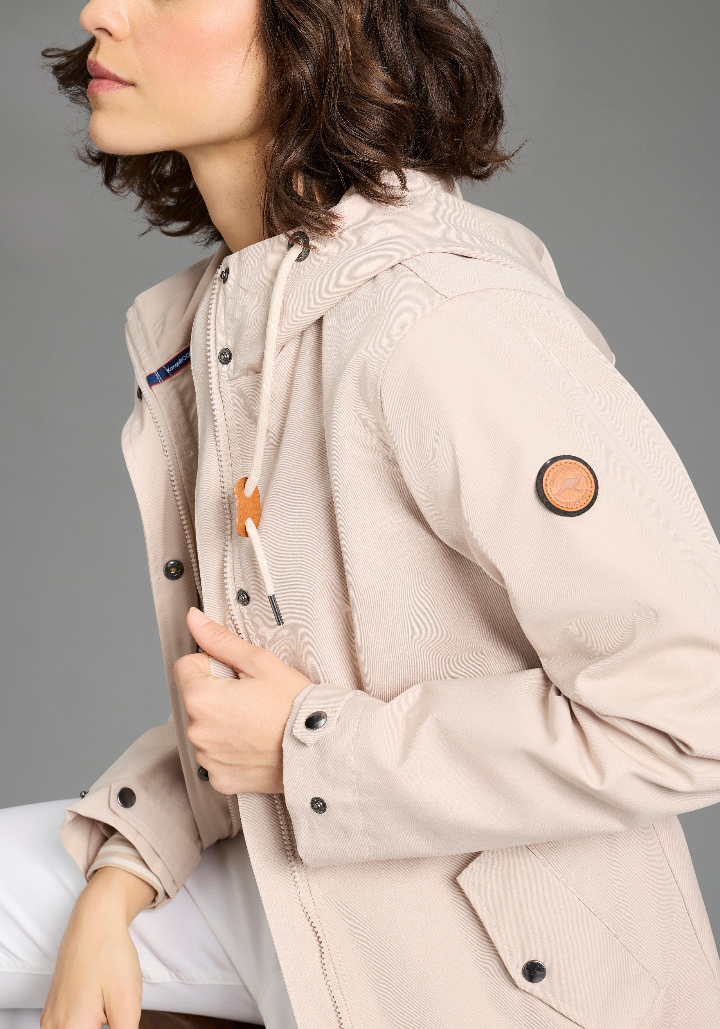 KangaROOS Outdoorjacke Übergangsjacke gefütterte Kapuze, Kordelzug, Klappentaschen