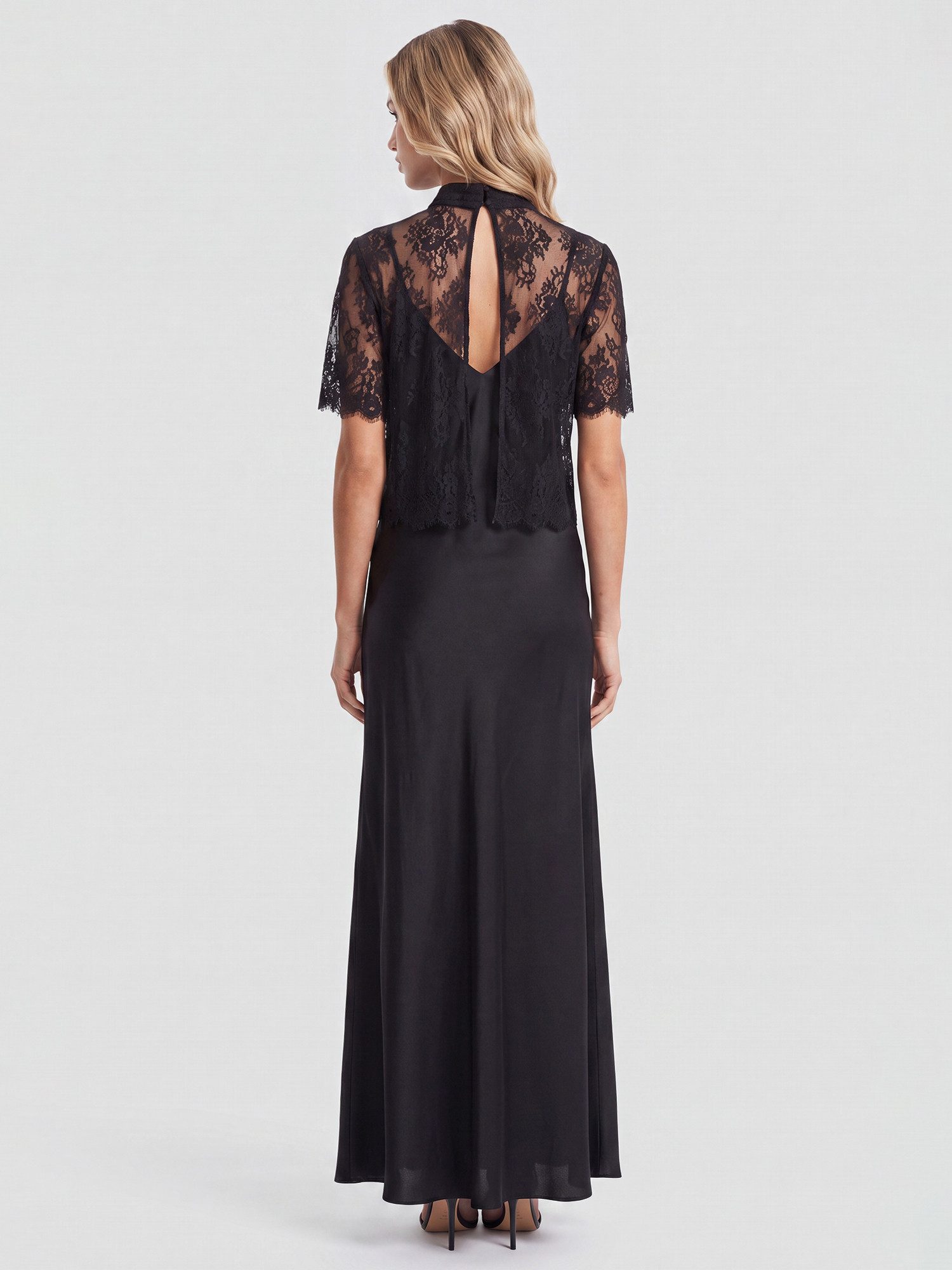 Apart Brautkleid aus Satin mit Spitzenjäckchen