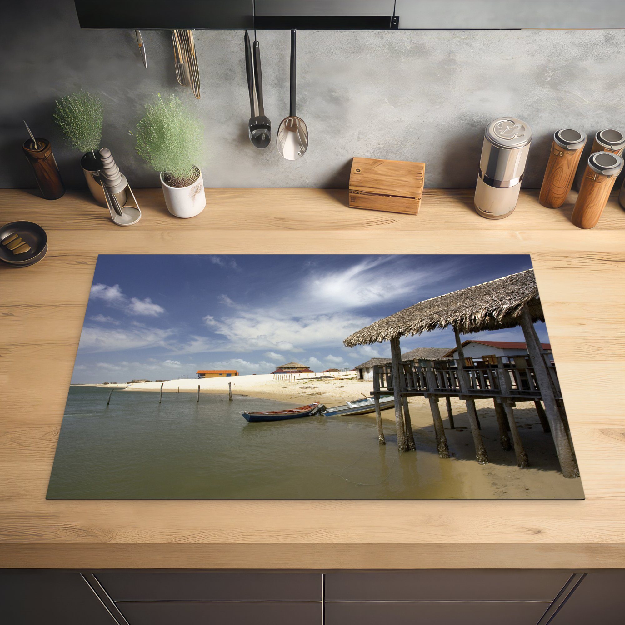 die Herdblende-/Abdeckplatte Luís Vinyl, Strand MuchoWow (1 Strandhütten und cm, 81x52 am von Ceranfeldabdeckung küche, Schutz Induktionskochfeld Brasilien, tlg), Boote São in für