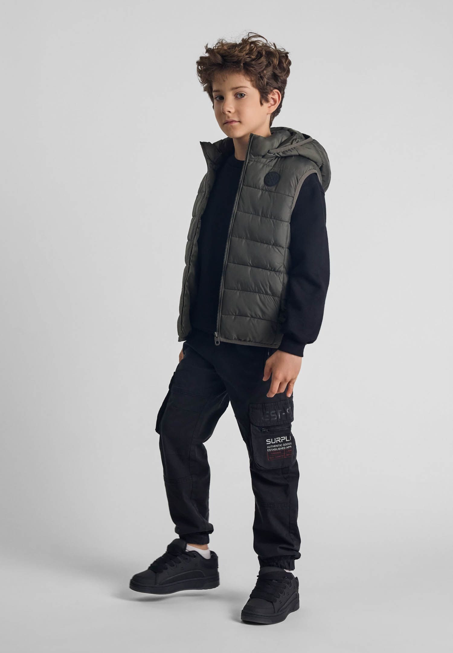 MINOTI Steppweste Weste mit Badge und Kapuze zum Abnehmen  (2y-14y) günstig online kaufen