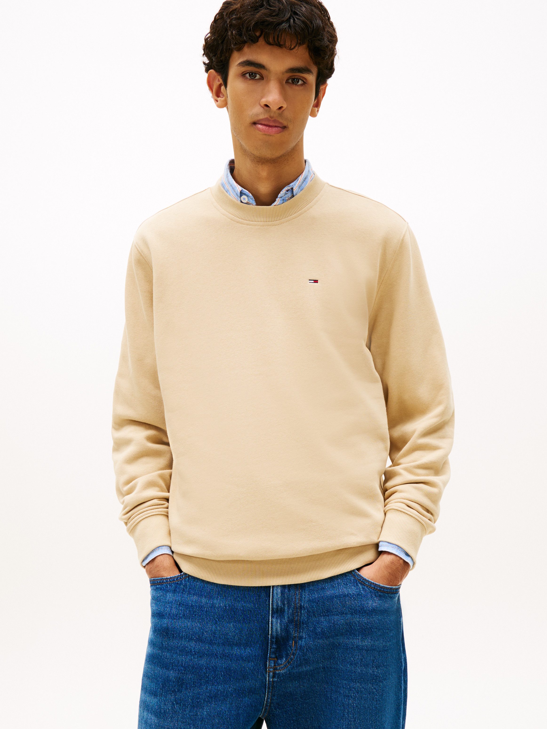 Tommy Jeans Sweatshirt TJM REG S FLAG CREW Mit besticktem Markenlogo auf Brusthöhe