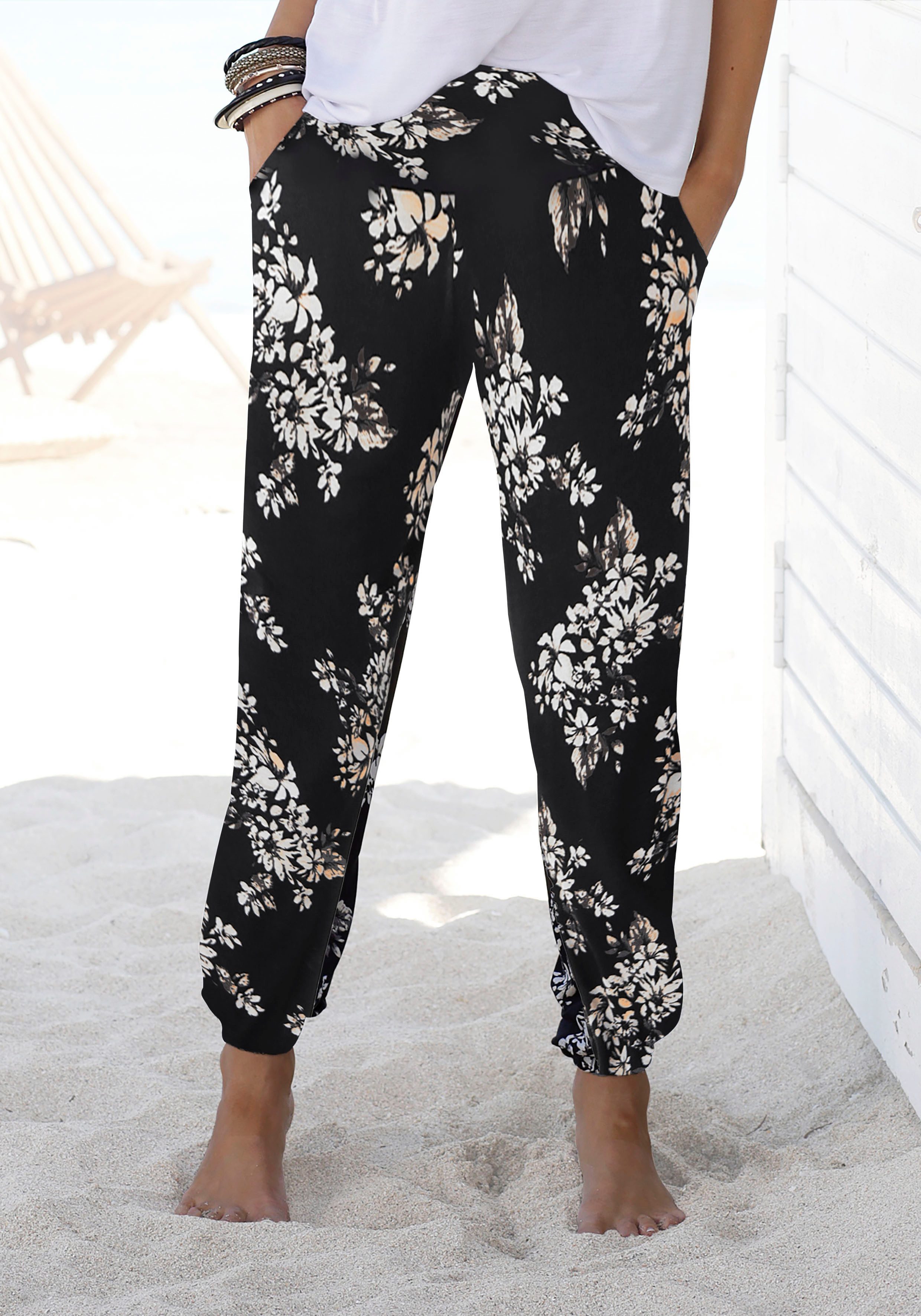 LASCANA Strandhose aus weicher, angenehmer Viskose und floralem Druck mit dezentem Blumendruck, leichte Jerseyhose, Sommerhose, Schlupfhose