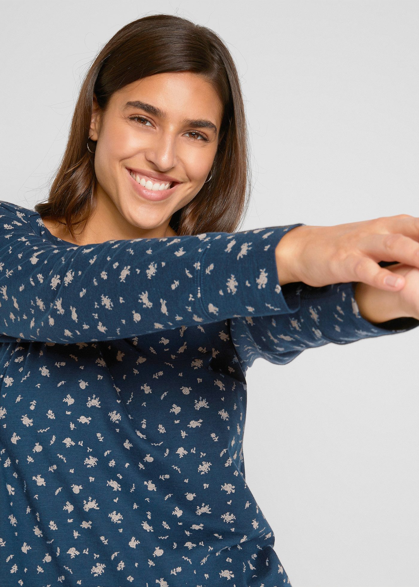 bonprix Langarmshirt lockere Passform, mit All-Over Print, mit eckigem Ausschnitt